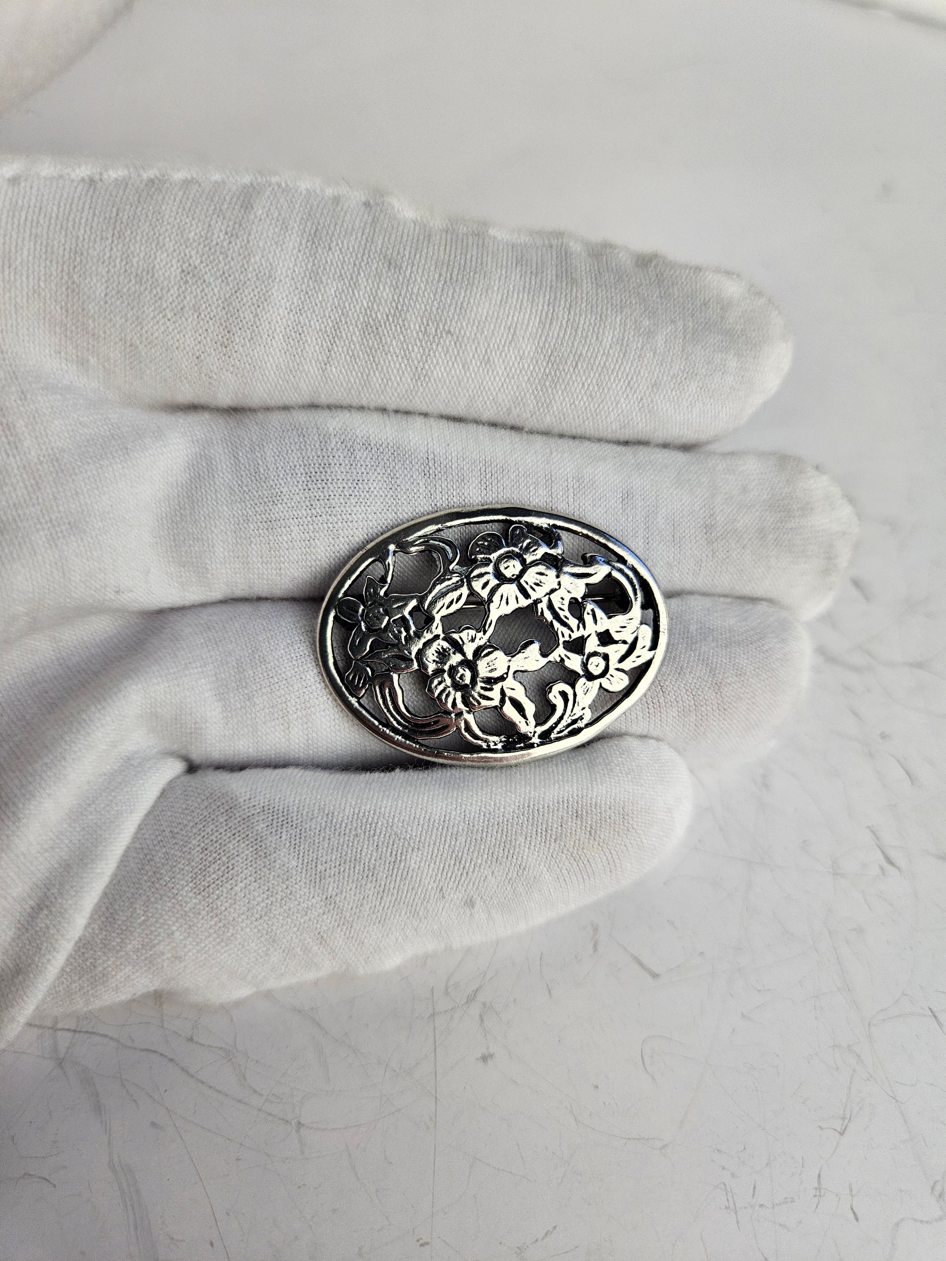 Vintage Zilveren Opengewerkte Broche met Bloemmotief