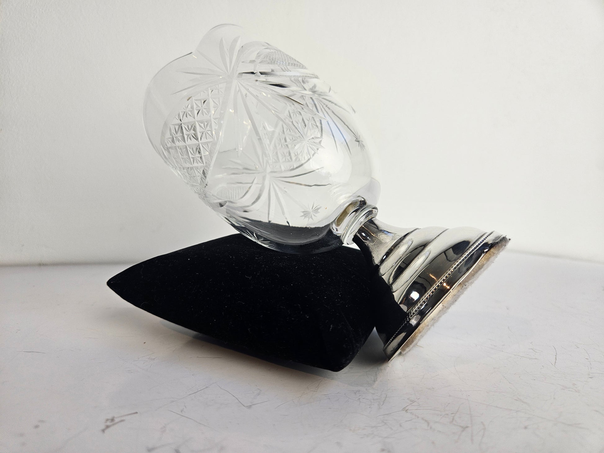 Antiek kristalglas op zilveren voet | verfijnde woondecoratie | Vaasje