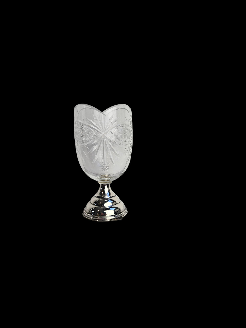 Antiek kristallen glas met zilveren voet