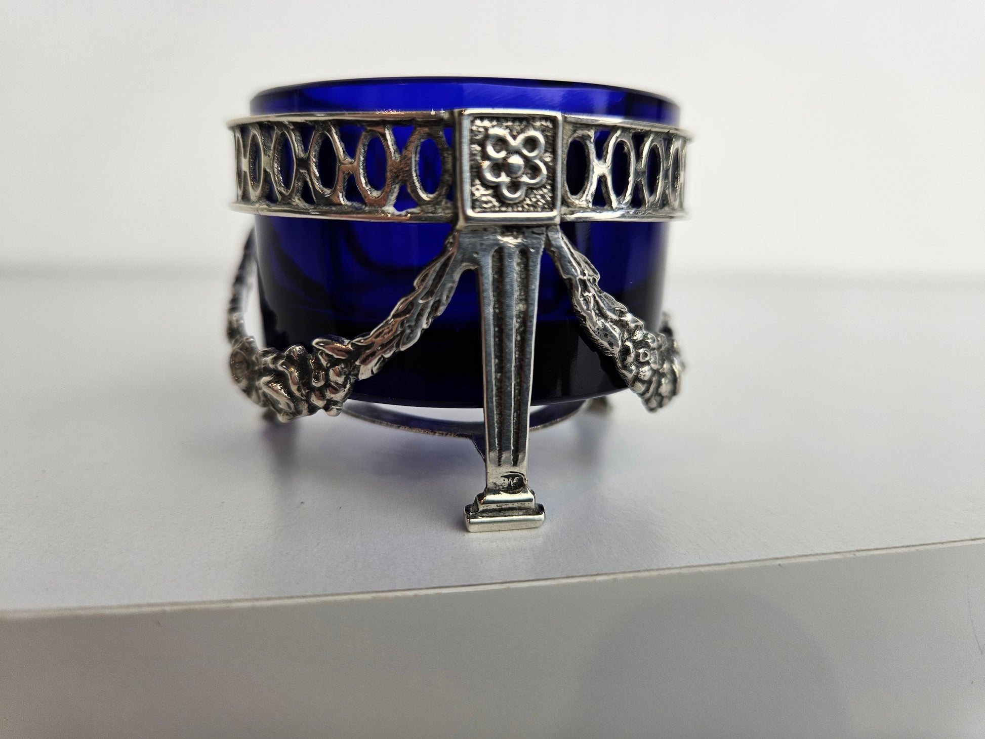 Zilveren zoutvaatje met blauw glazen inzet – BW van Eldik, Zutphen (1917–1950)
