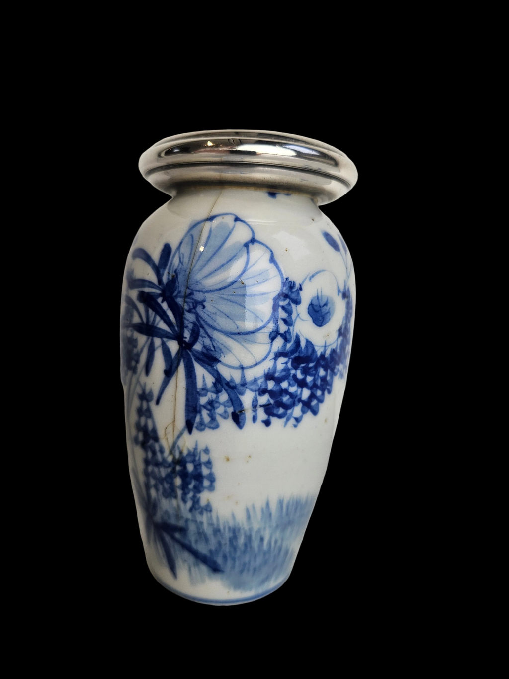 Antiek porseleinen vaasje met zilveren rand – blauw-wit decor