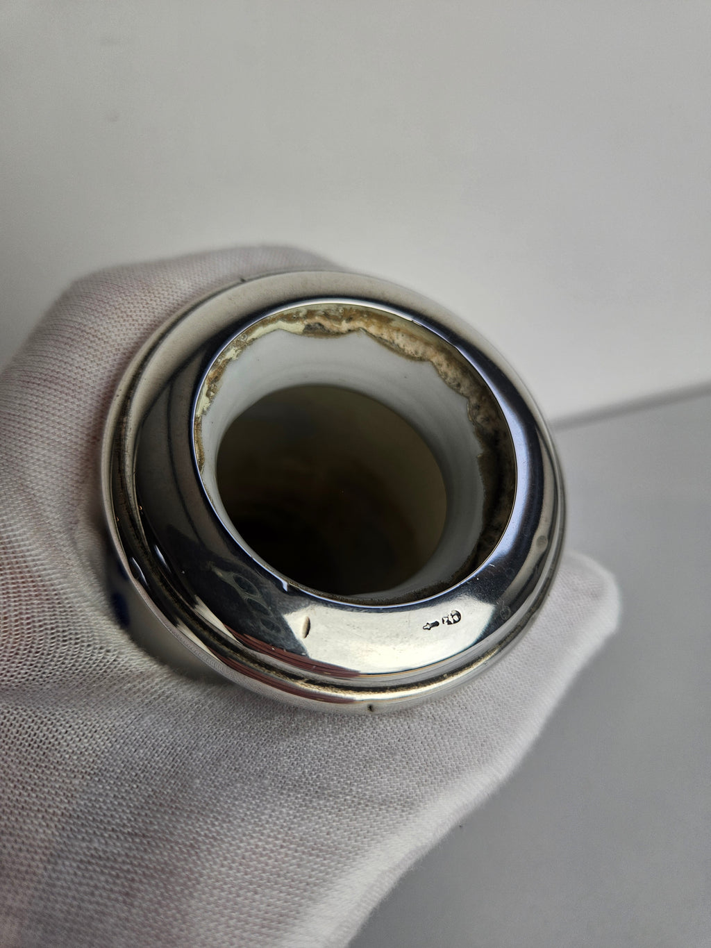 Antiek porseleinen vaasje met zilveren rand – blauw-wit decor