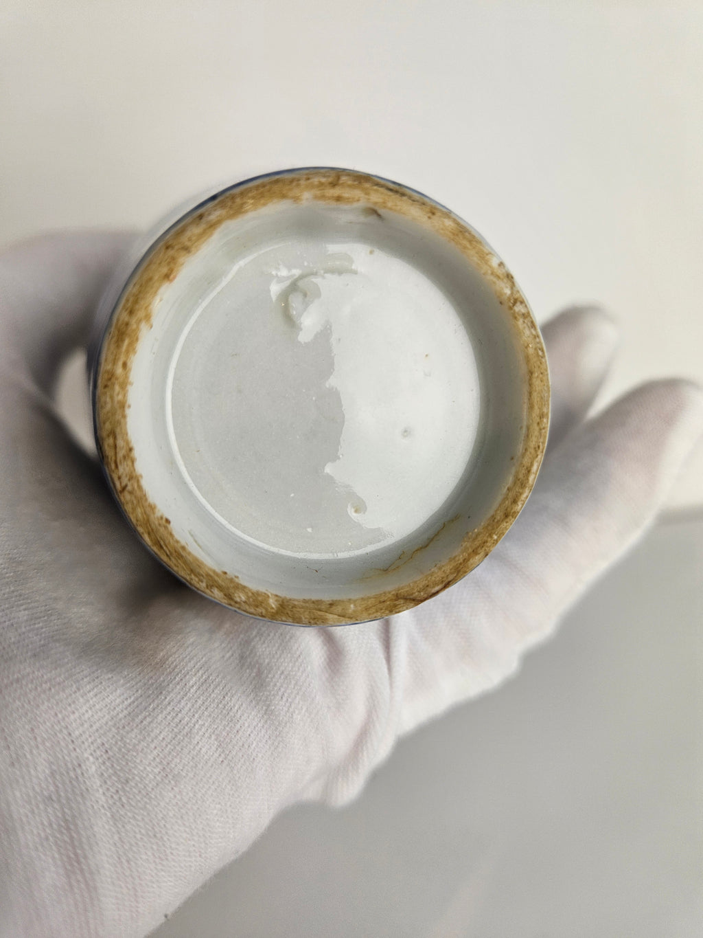 Antiek porseleinen vaasje met zilveren rand – blauw-wit decor