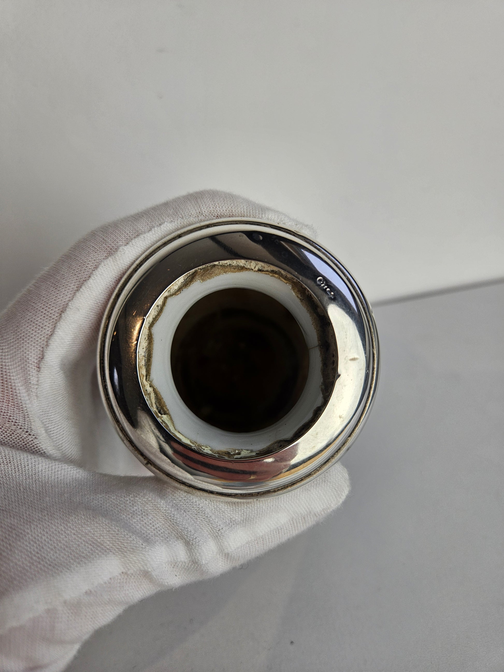 Antiek porseleinen vaasje met zilveren rand – blauw-wit decor