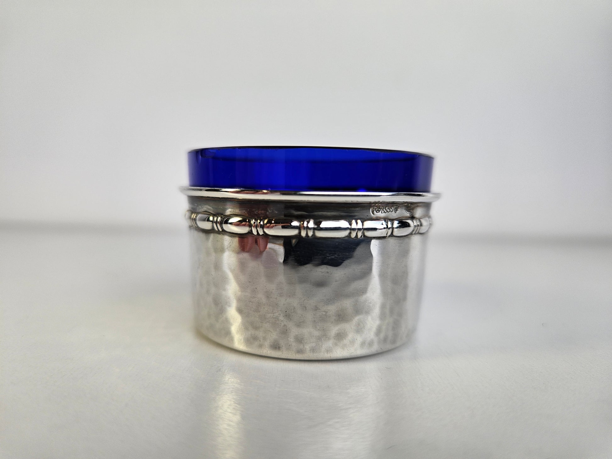 Antiek zilveren zoutvaatje met blauw glazen inzet - ⌀ 4,2 cm