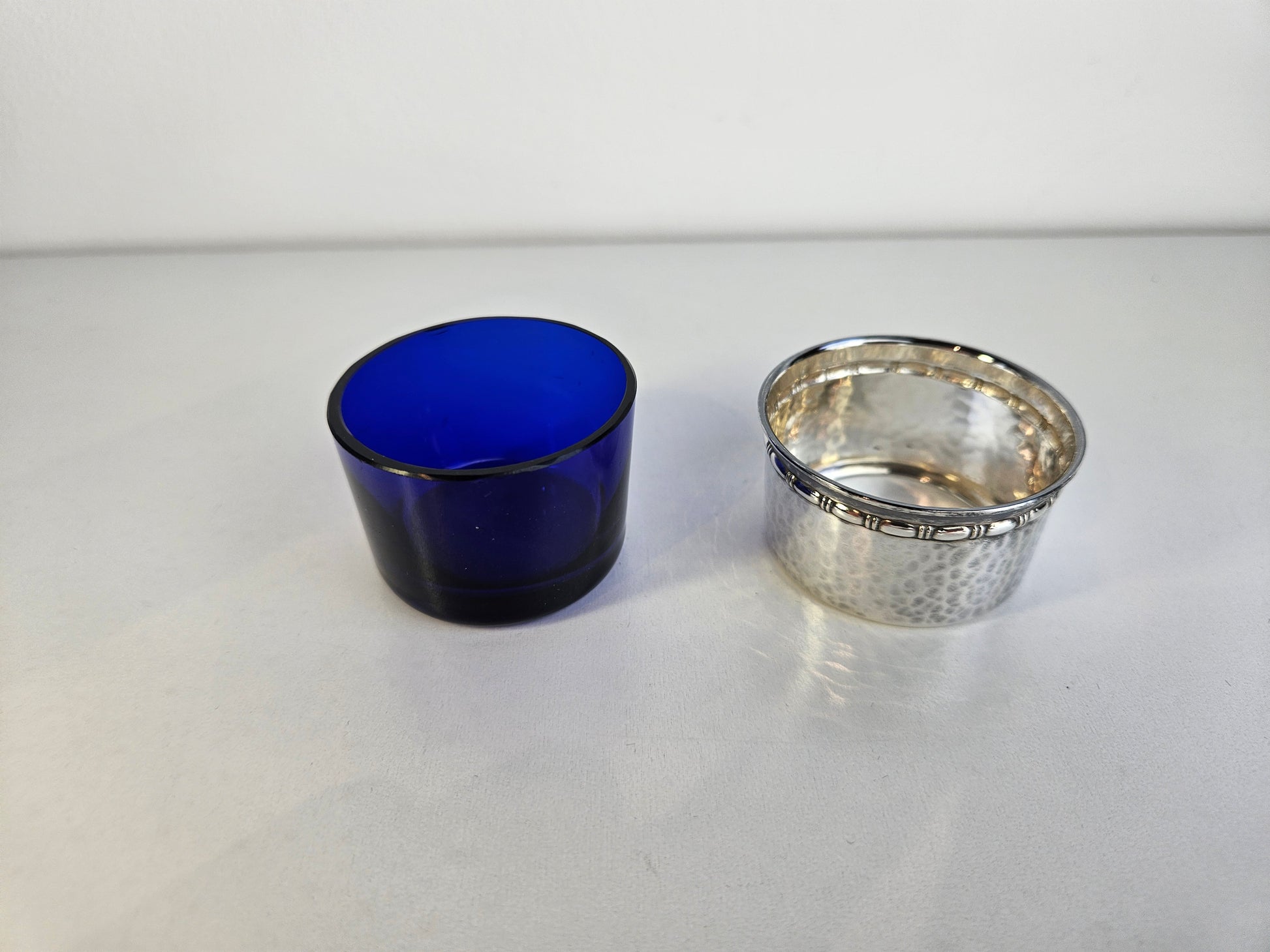 Antiek zilveren zoutvaatje met blauw glazen inzet - ⌀ 4,2 cm
