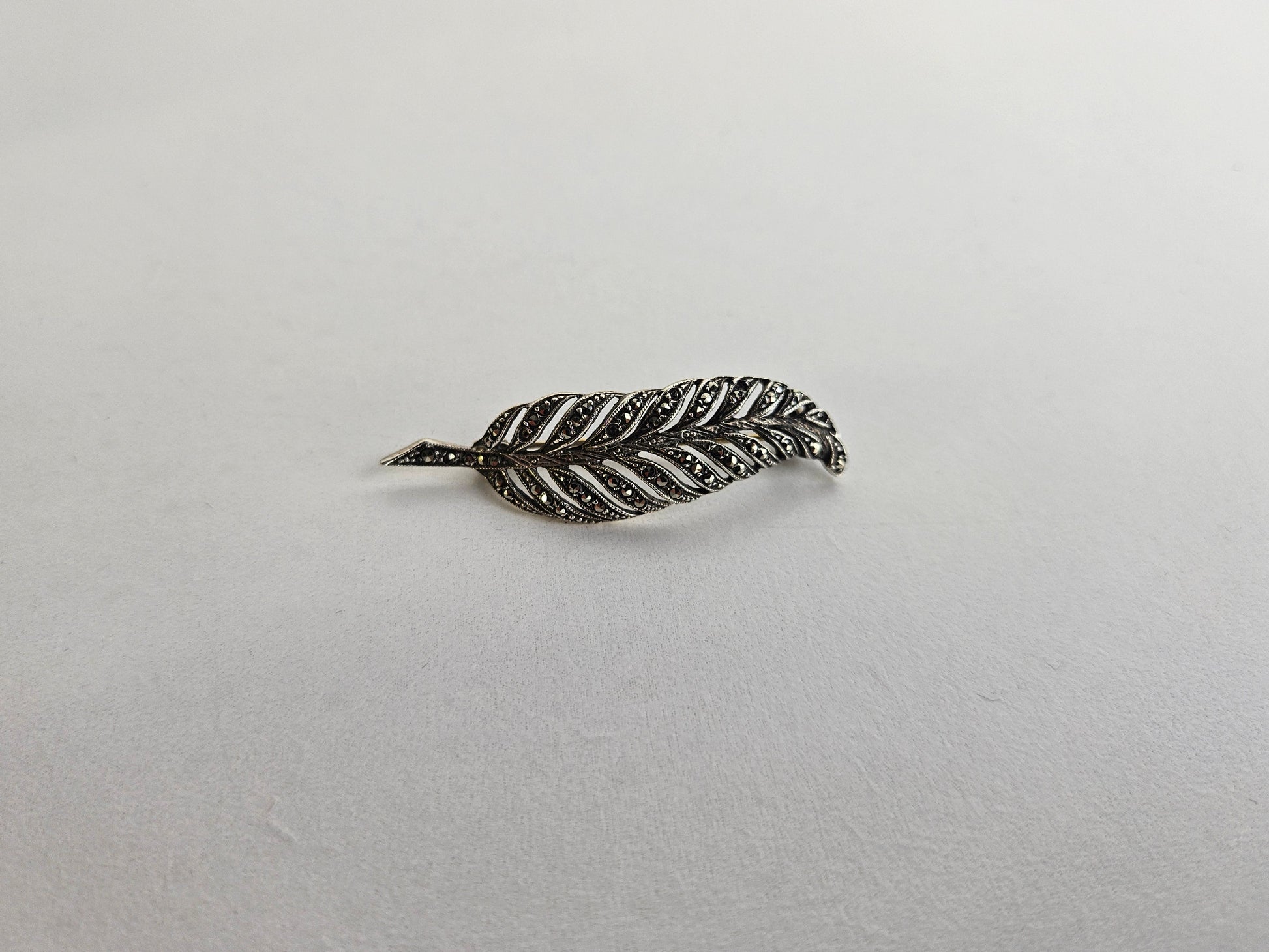 Vintage Zilveren Veer Broche met Steentjes