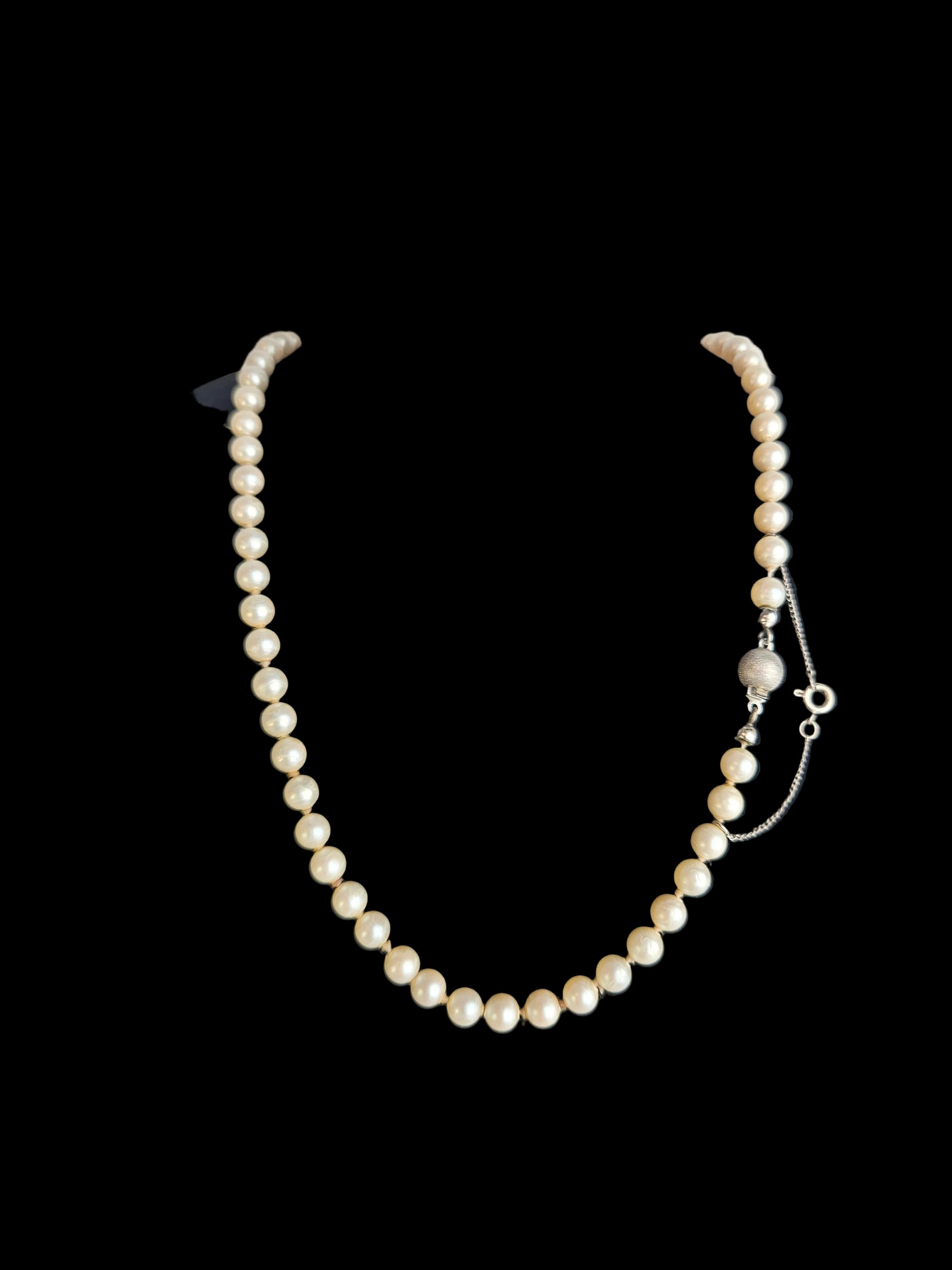Vintage Elegantie: Faux Parelketting met Zilveren Bol Slot