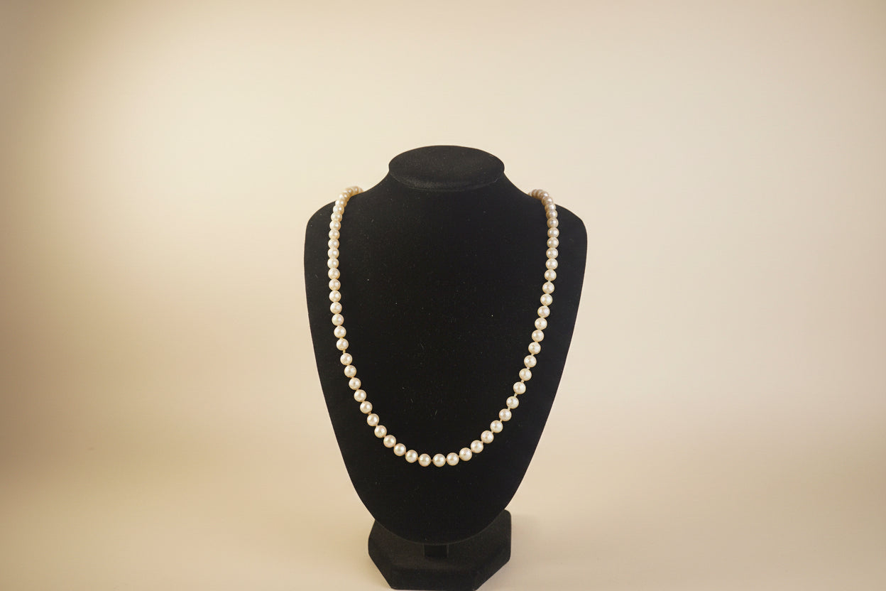 Vintage Elegantie: Faux Parelketting met Zilveren Bol Slot