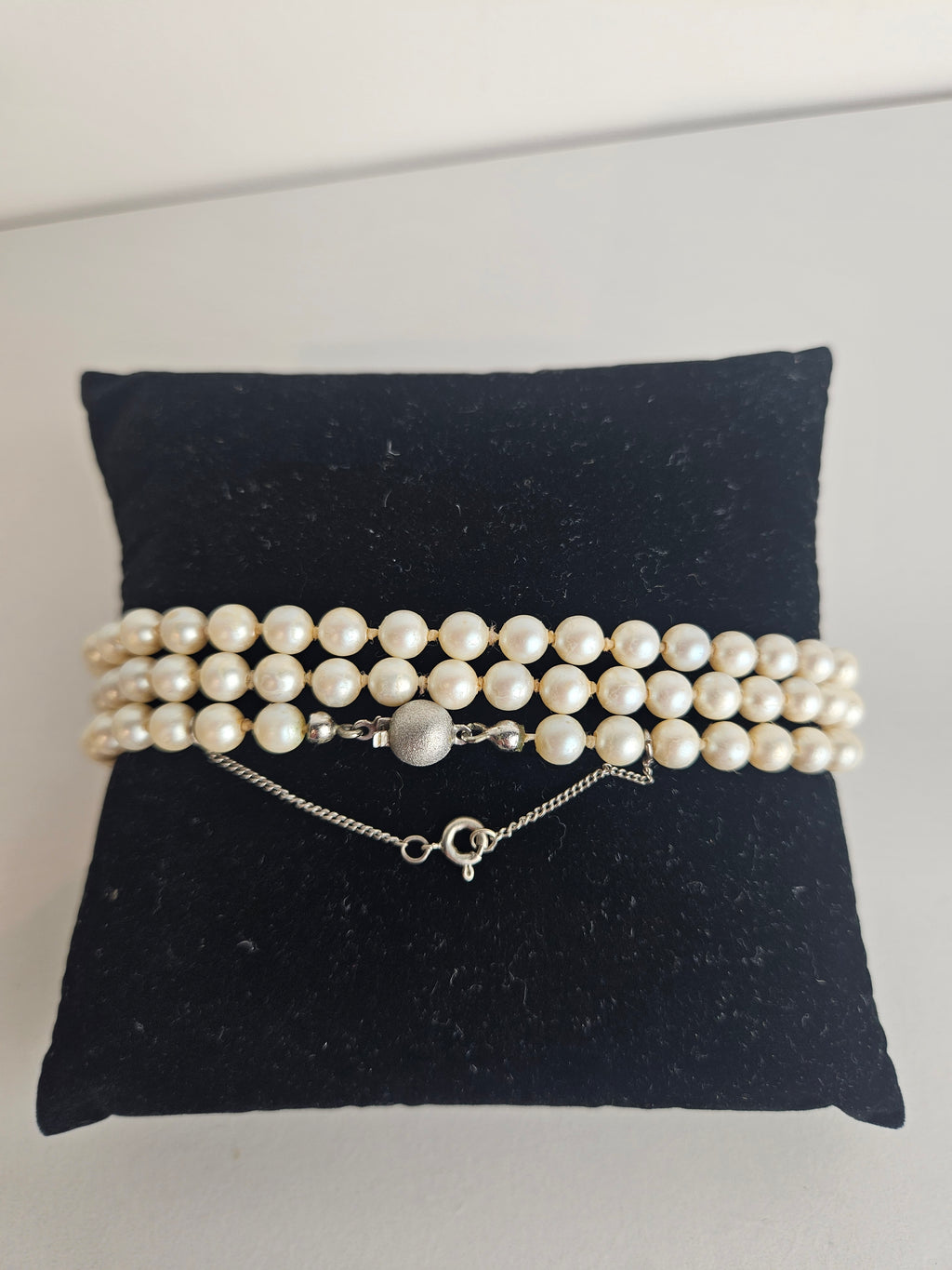 Vintage Elegantie: Faux Parelketting met Zilveren Bol Slot
