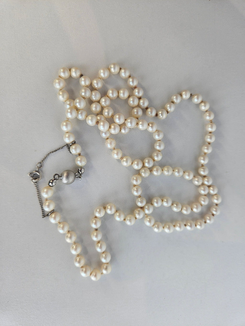 Vintage Elegantie: Faux Parelketting met Zilveren Bol Slot