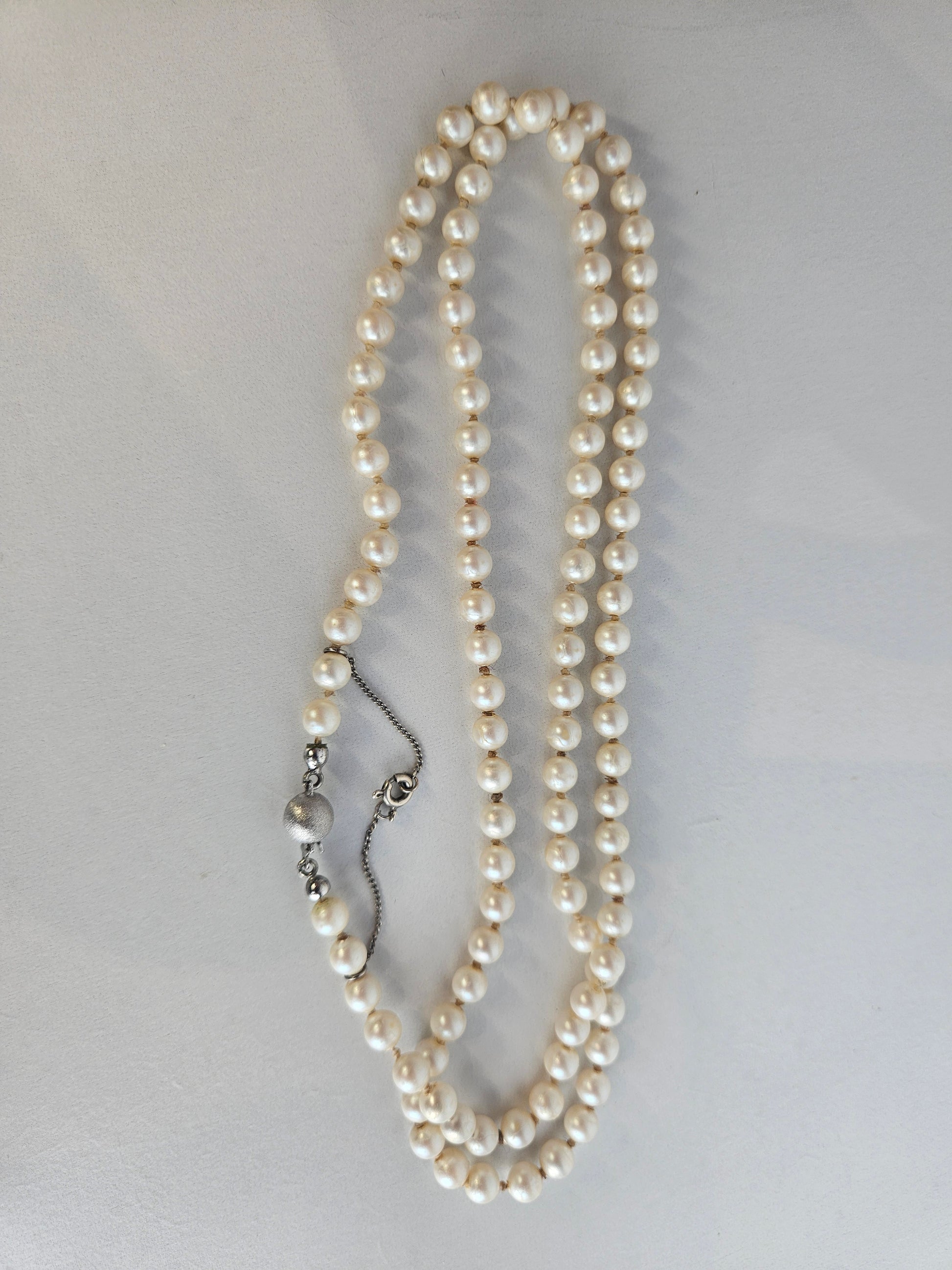 Vintage Elegantie: Faux Parelketting met Zilveren Bol Slot