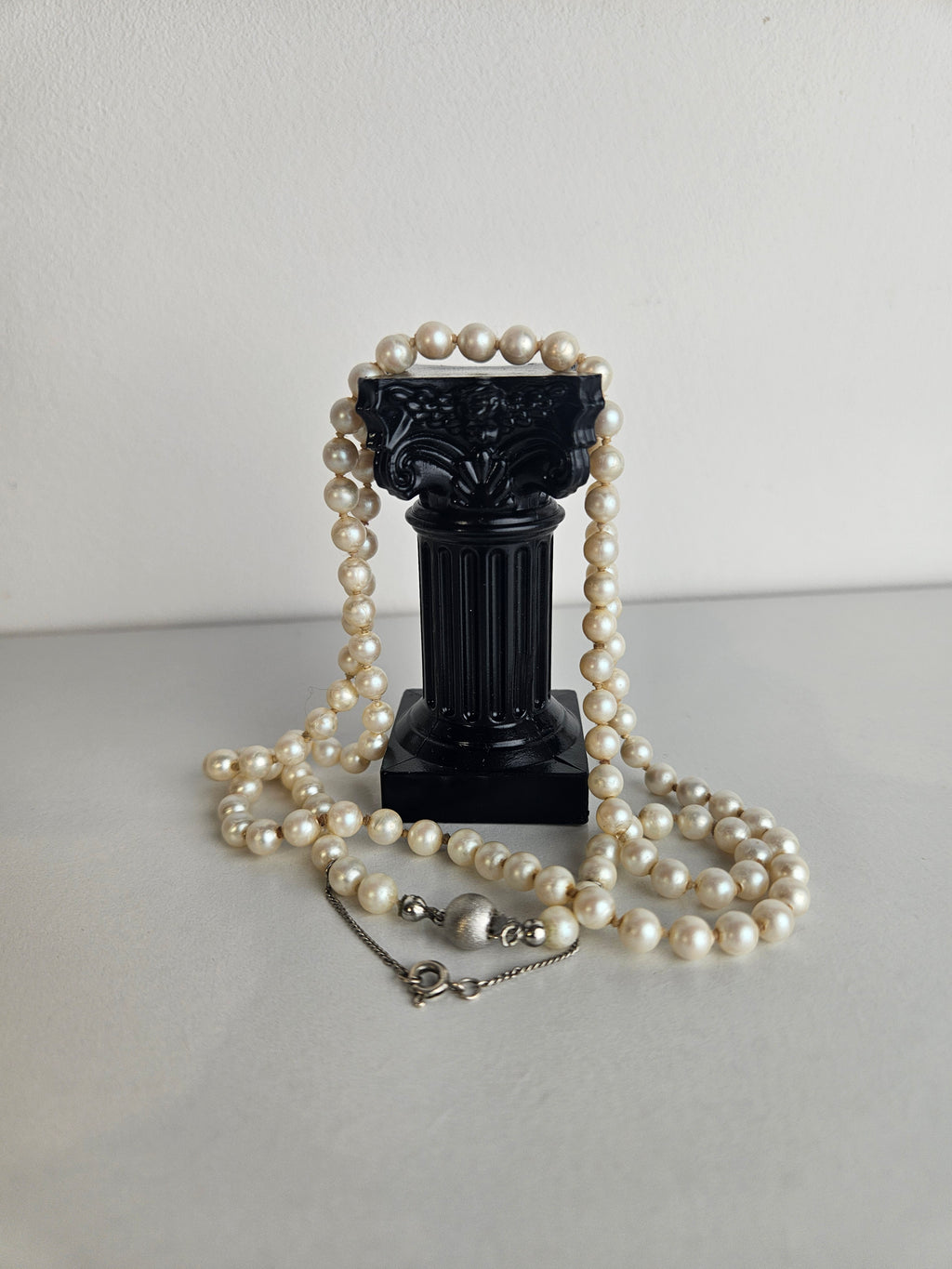 Vintage Elegantie: Faux Parelketting met Zilveren Bol Slot