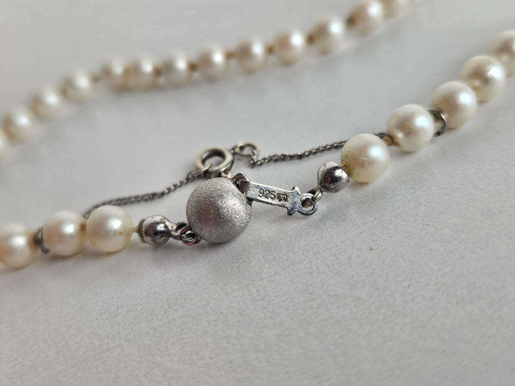 Vintage Elegantie: Faux Parelketting met Zilveren Bol Slot