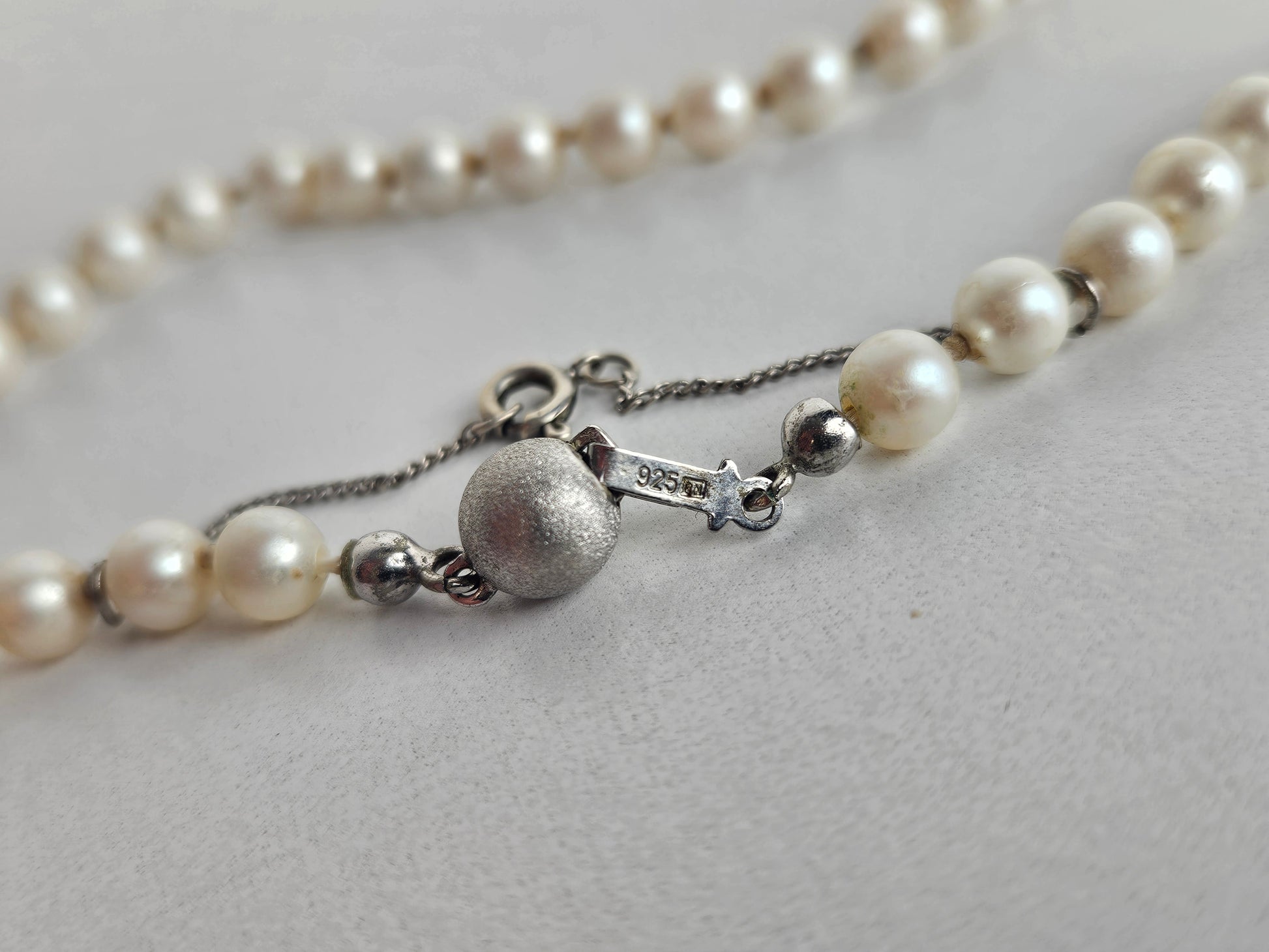 Vintage Elegantie: Faux Parelketting met Zilveren Bol Slot