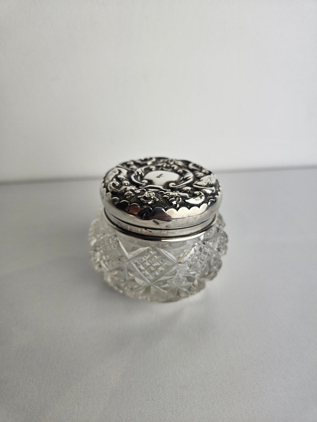 Kristallen Potje met Zilveren Deksel – Elegant Vintage Opbergdoosje