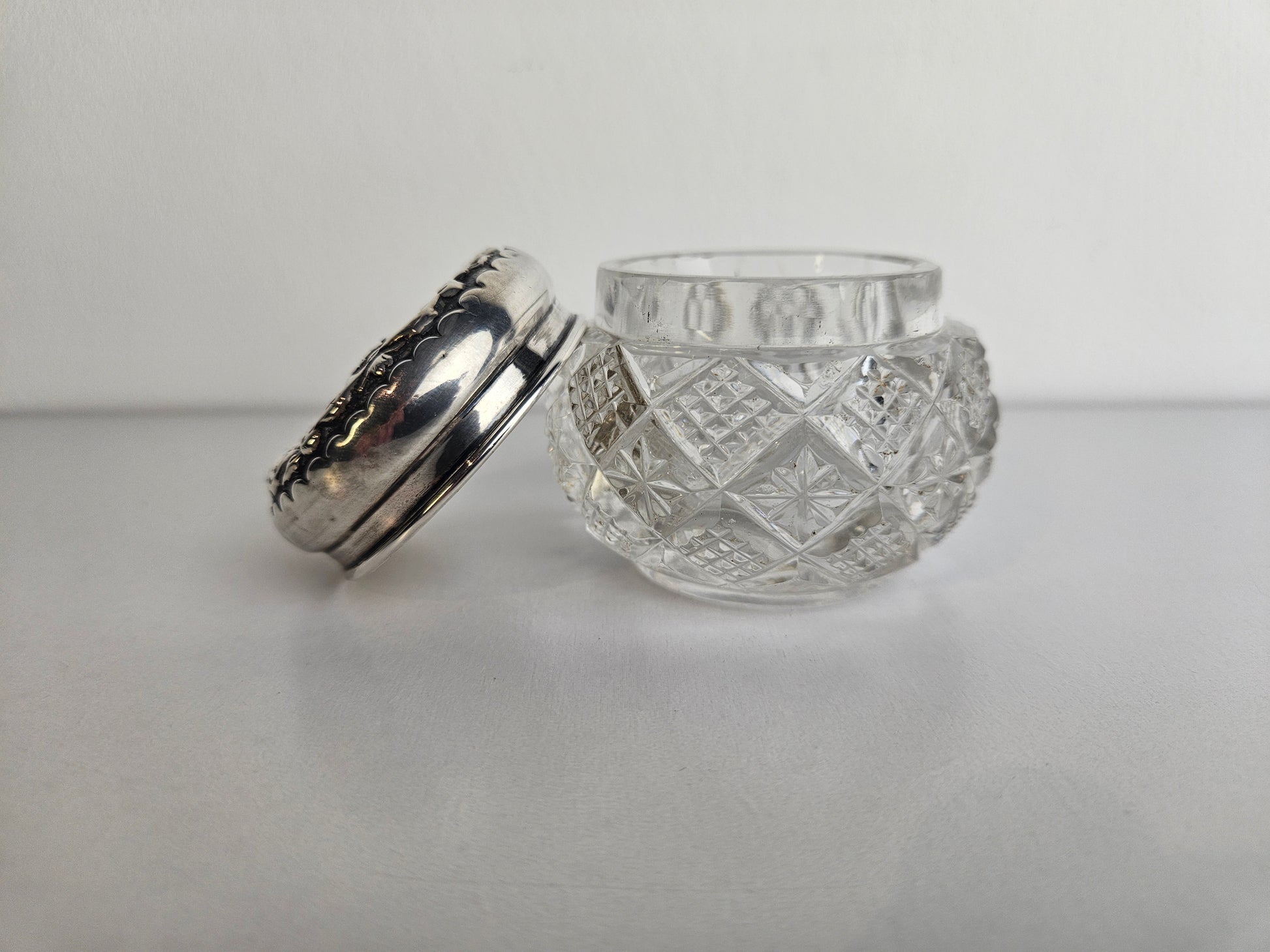 Kristallen Potje met Zilveren Deksel – Elegant Vintage Opbergdoosje