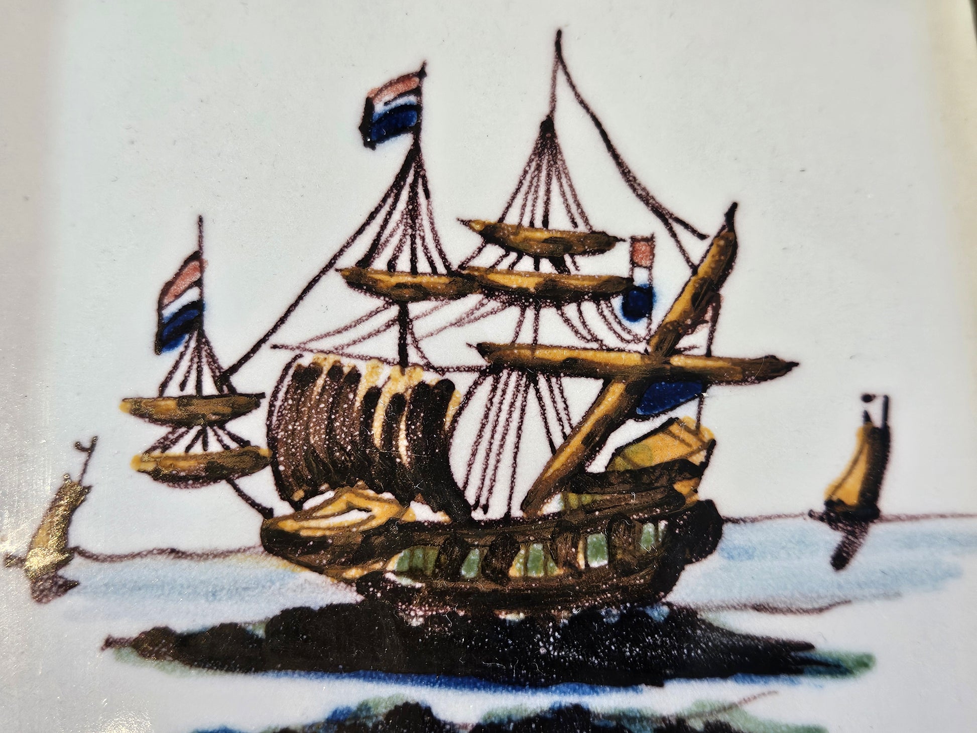 Vintage Wandtegel in 18e-eeuwse Stijl – Hollands Oorlogsschip in Volle Zeilen
