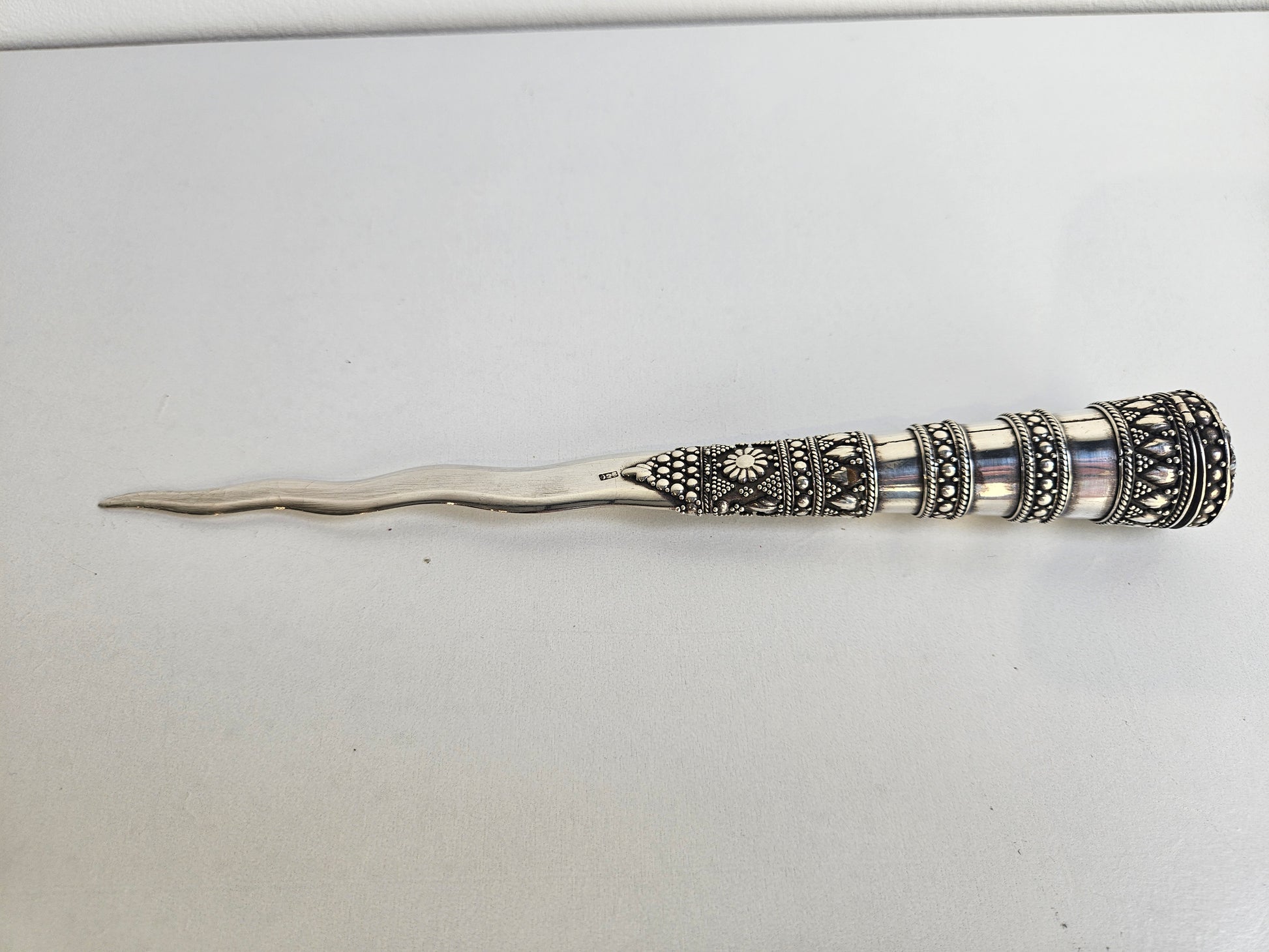 Oosterse Zilveren Briefopener en Schrijfinstrument – Filigrain Zilverwerk met Amethistkleurige Steen