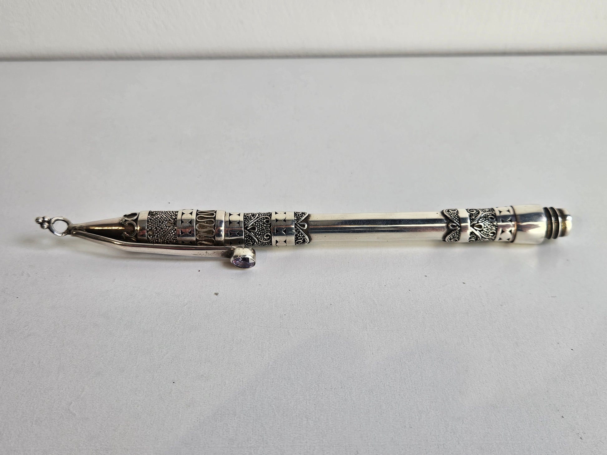 Oosterse Zilveren Briefopener en Schrijfinstrument – Filigrain Zilverwerk met Amethistkleurige Steen