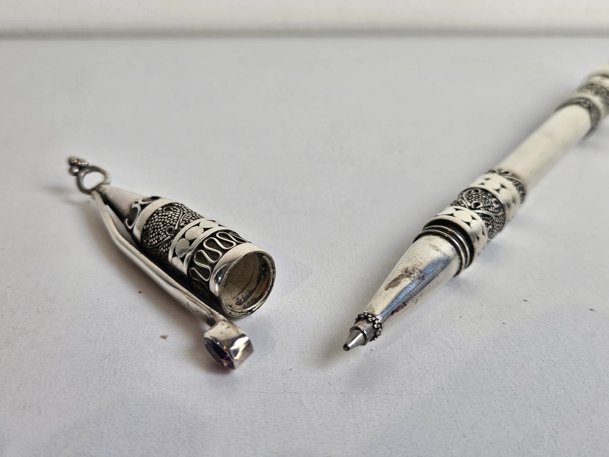 Oosterse Zilveren Briefopener en Schrijfinstrument – Filigrain Zilverwerk met Amethistkleurige Steen