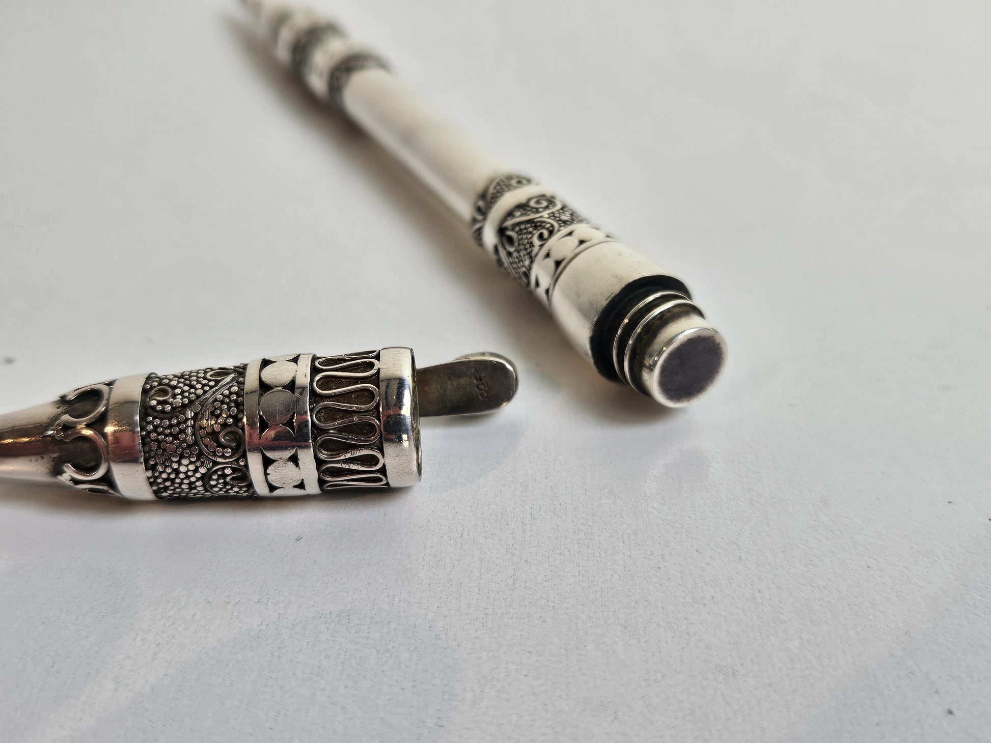 Oosterse Zilveren Briefopener en Schrijfinstrument – Filigrain Zilverwerk met Amethistkleurige Steen