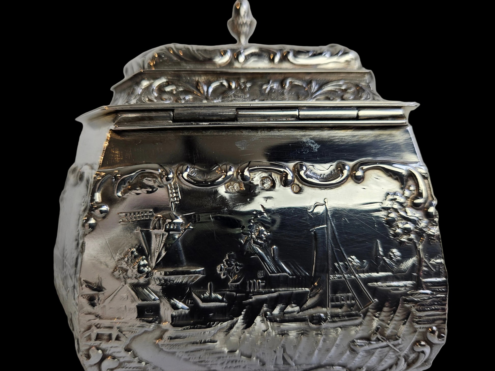 Antieke Zilveren Theebus – H.Hooijkaas Schoonhoven – Handgemaakt Zilverwerk met Reliëfdecor