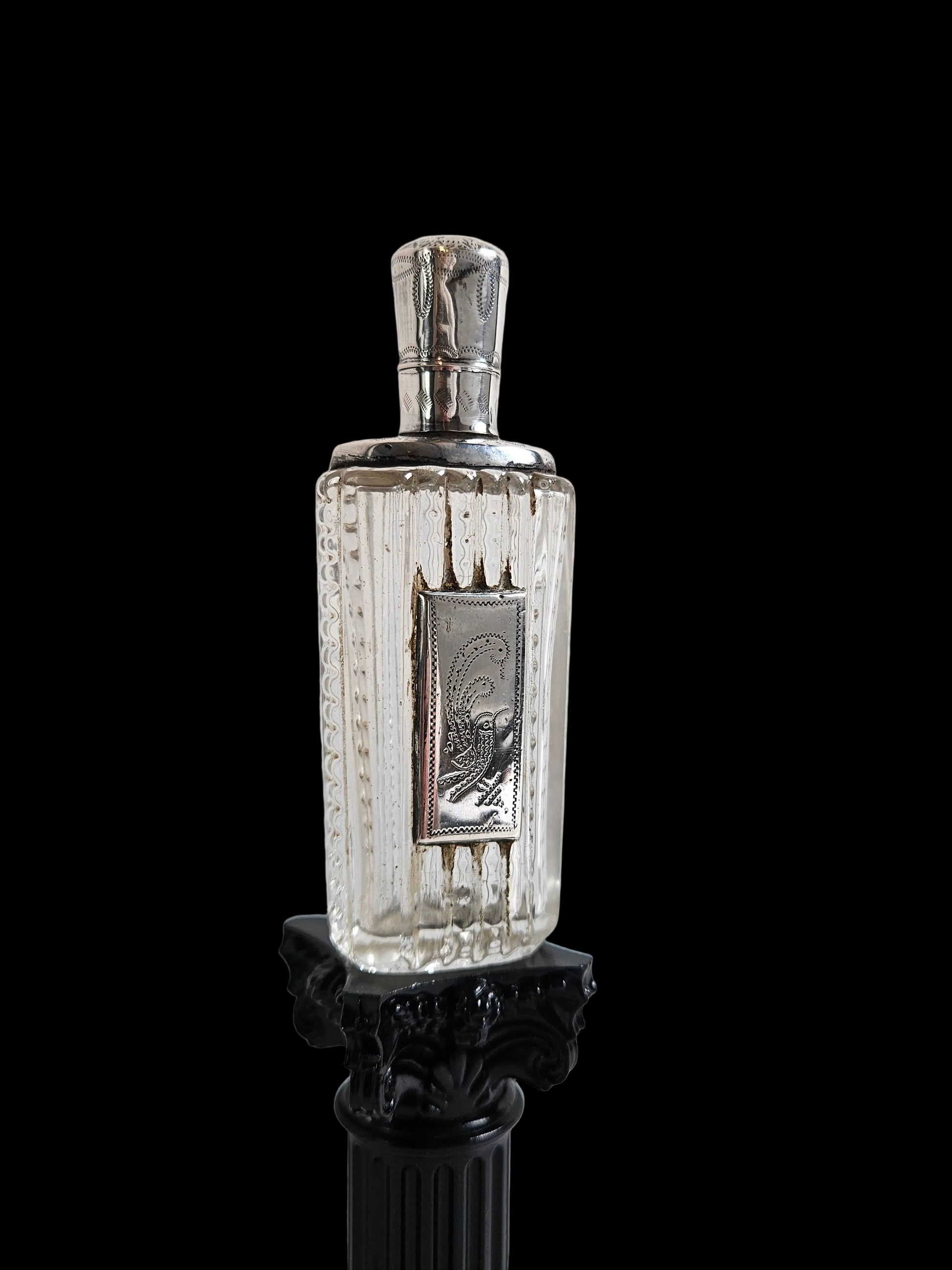Kristallen Parfumflesje met Zilveren Dop en Appliqué – Victoriaanse Stijl – Handgeslepen Kristal