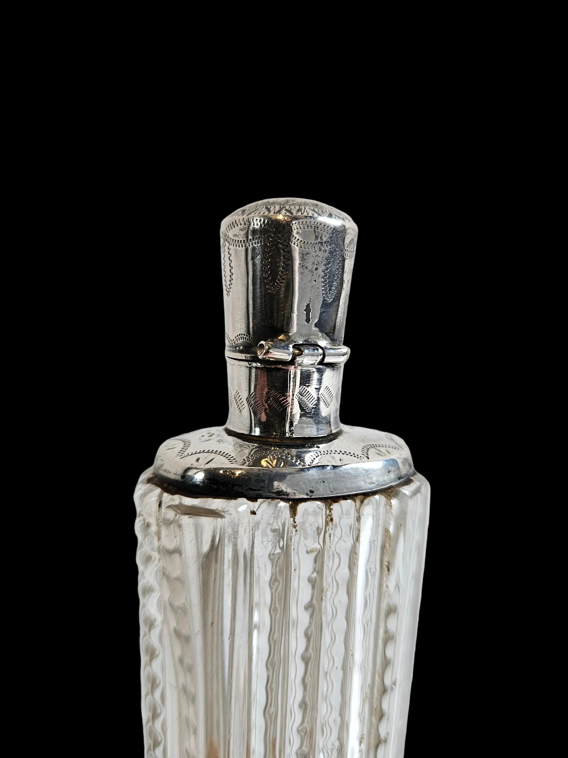 Kristallen Parfumflesje met Zilveren Dop en Appliqué – Victoriaanse Stijl – Handgeslepen Kristal