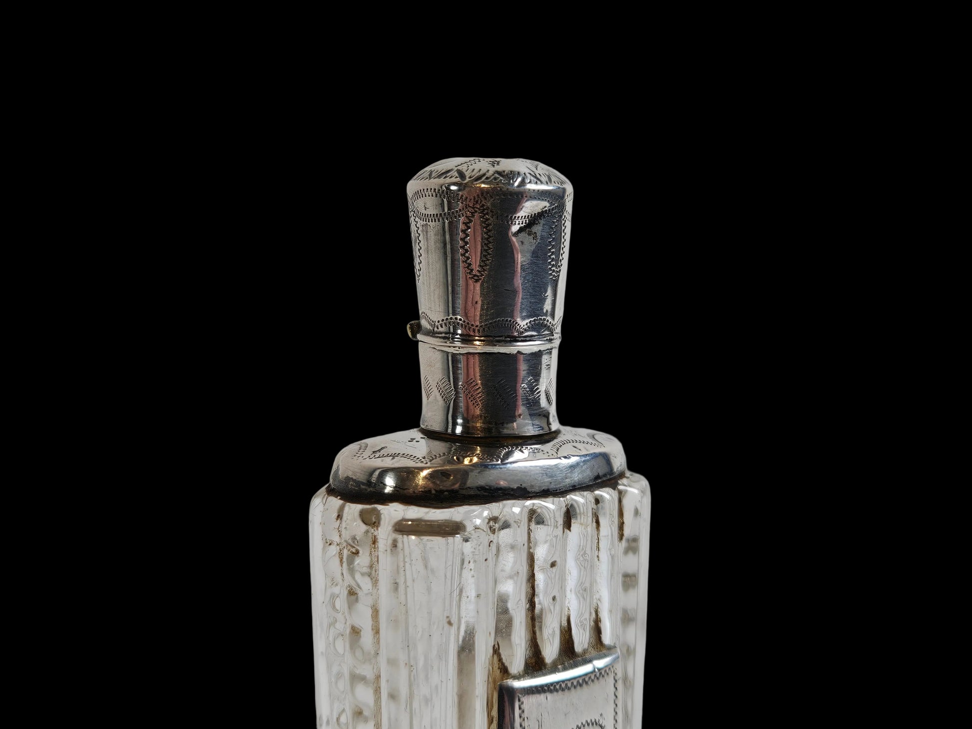 Kristallen Parfumflesje met Zilveren Dop en Appliqué – Victoriaanse Stijl – Handgeslepen Kristal