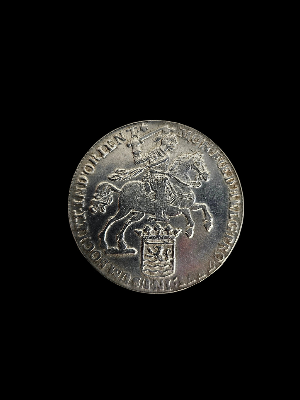 18e-eeuwse Zilveren Rijder (Dukaton) VOC Handelsmunt – Gegoten Imitatie met Historisch Verhaal