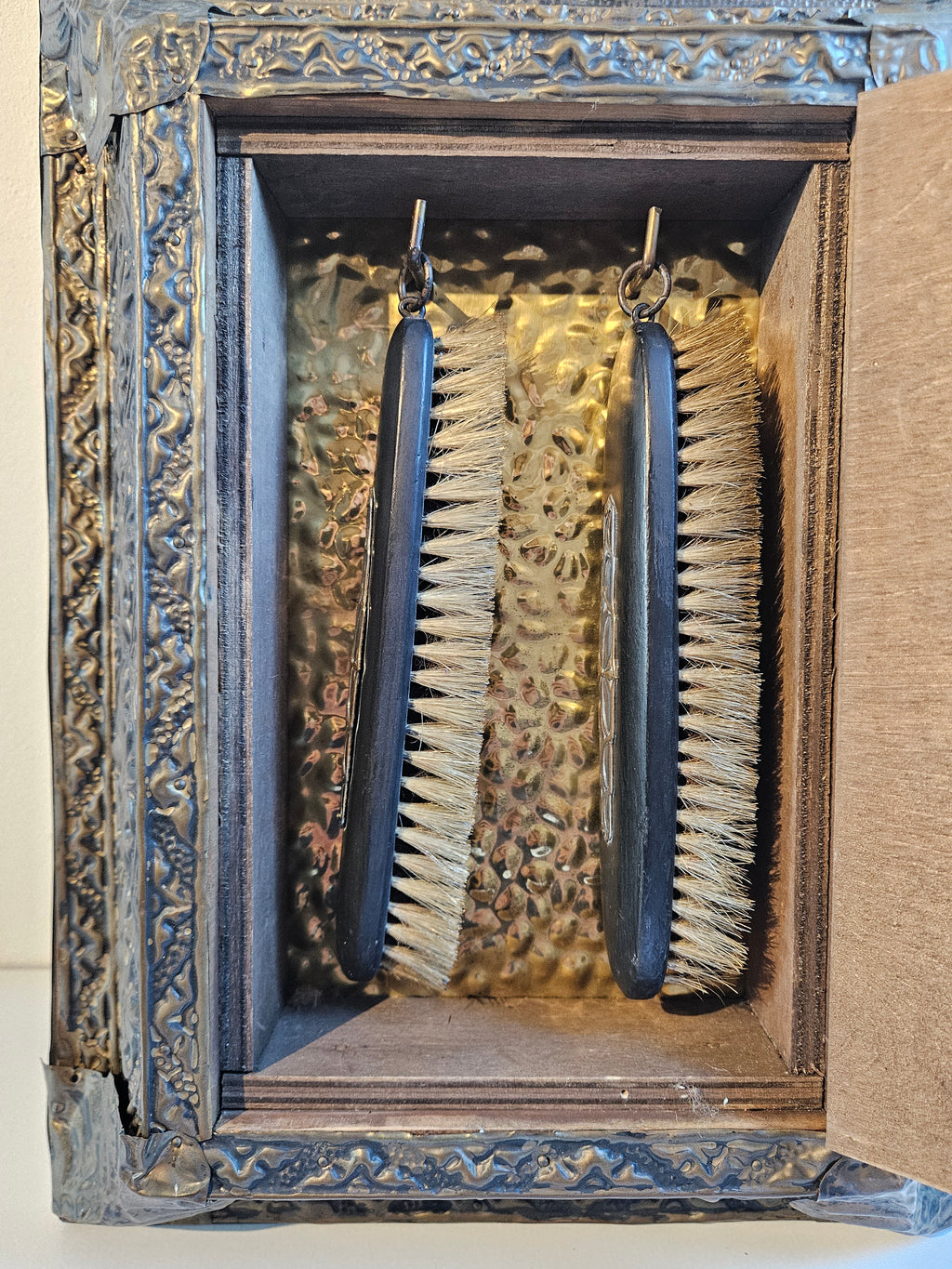 Antiek Latoen Koperen Borstelkastje met Spiegel - Oud-Hollands Halspiegelkastje - 27 x 55 cm