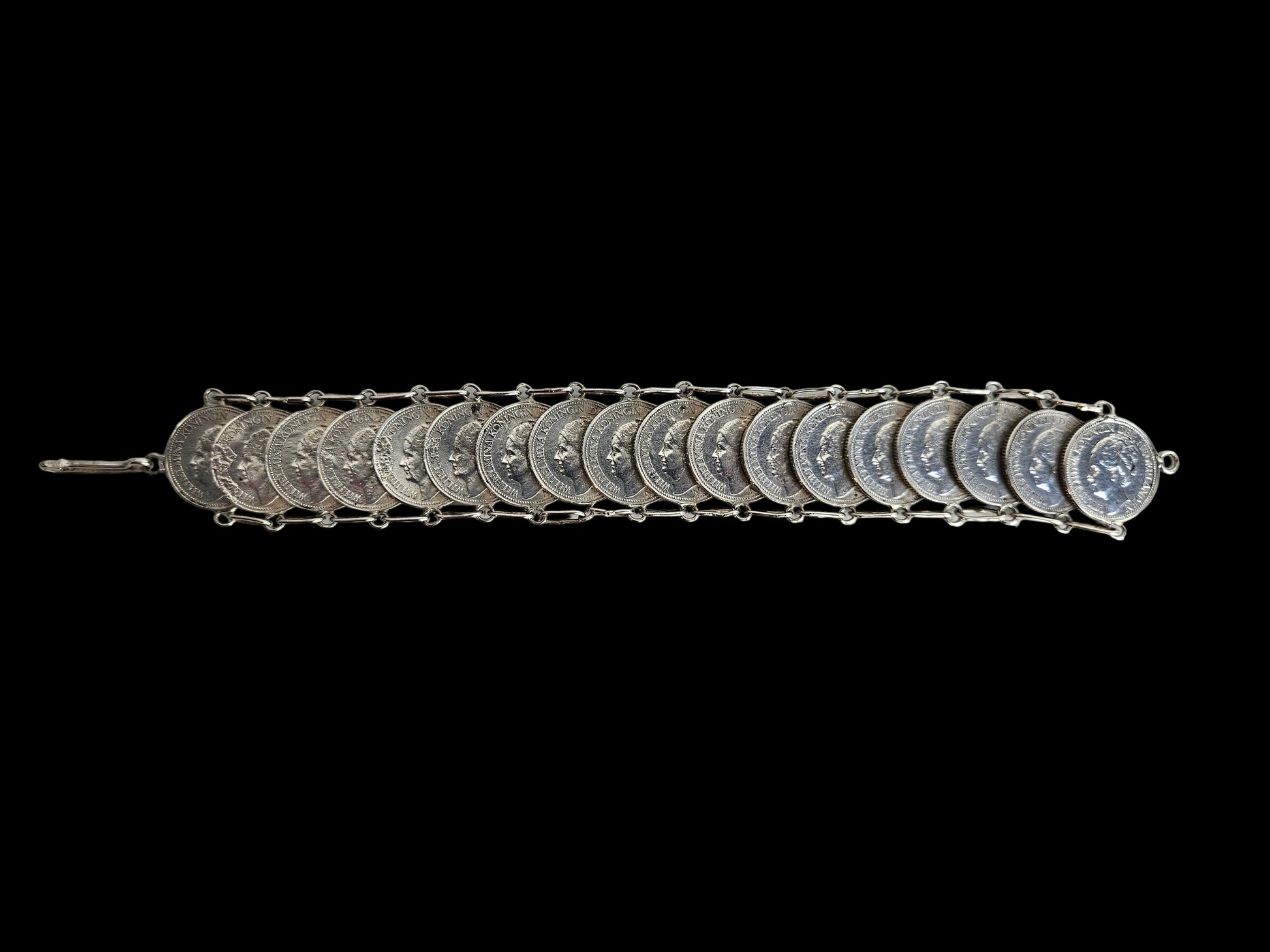 Antieke Zilveren Wilhelmina Dubbeltjes Armband – Symbool van Stil Verzet (WOII)