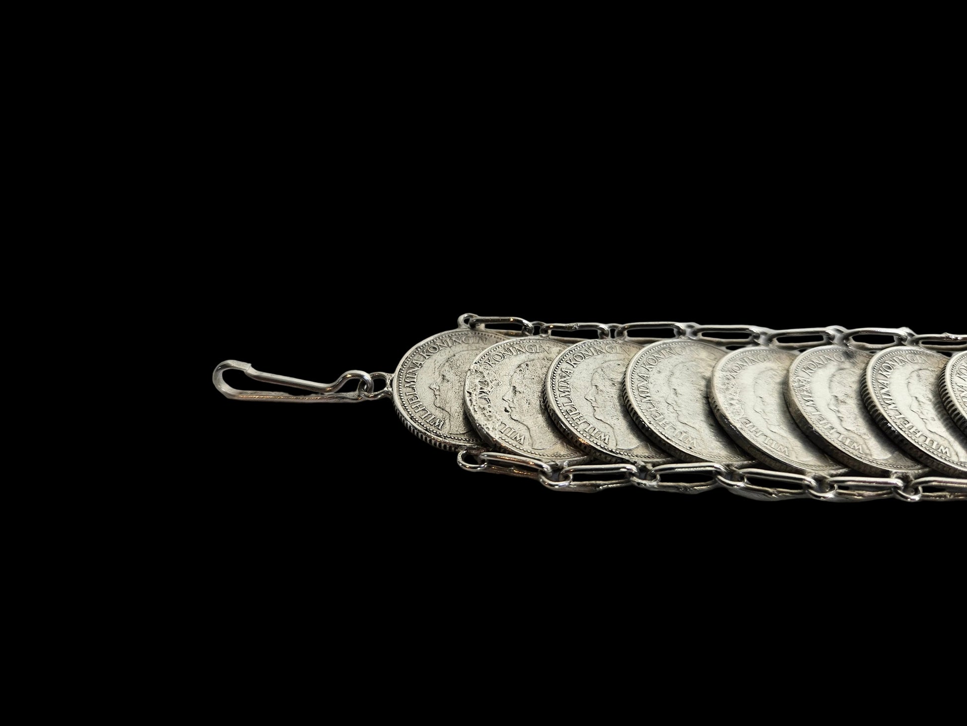 Antieke Zilveren Wilhelmina Dubbeltjes Armband – Symbool van Stil Verzet (WOII)