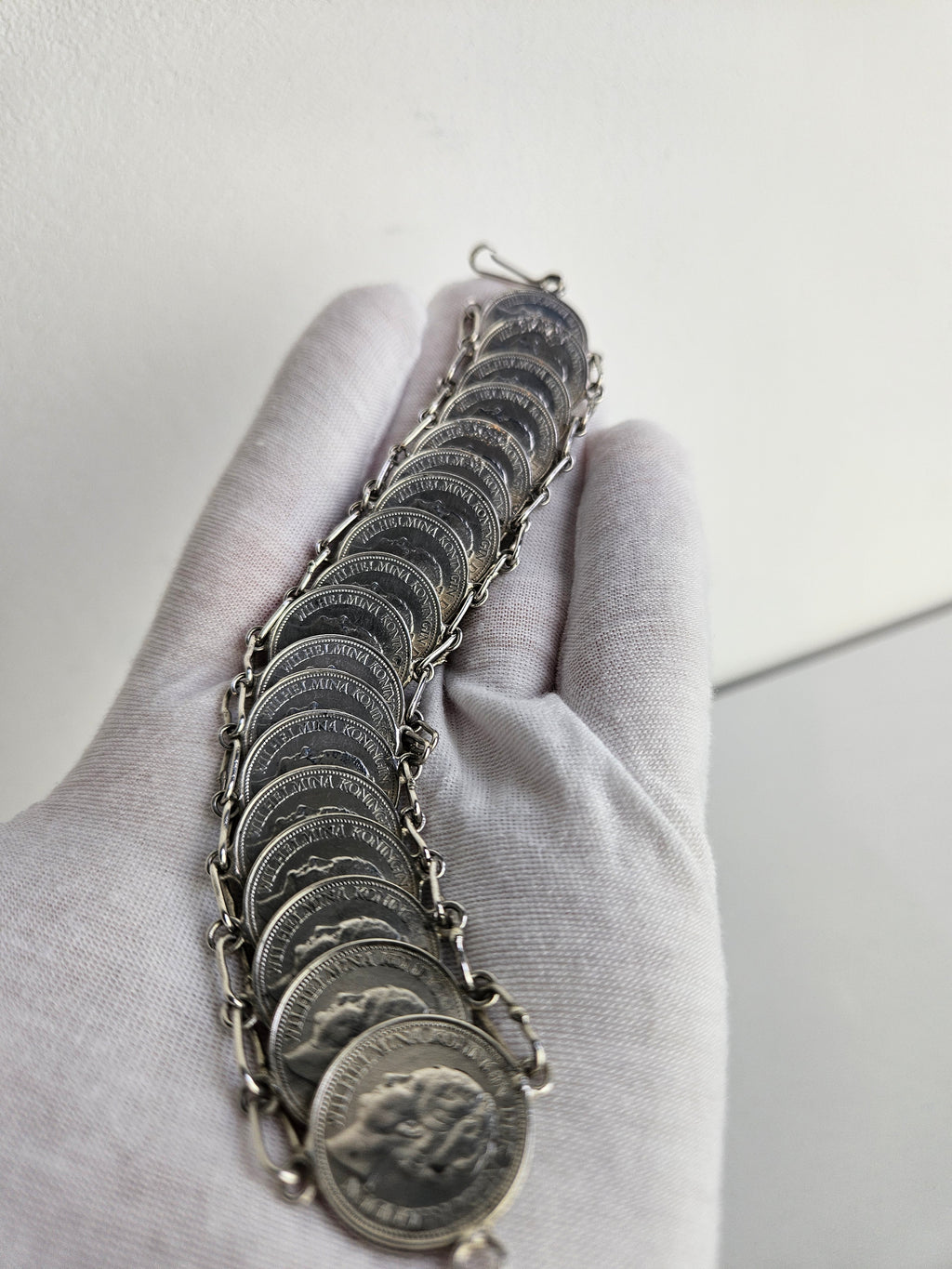 Antieke Zilveren Wilhelmina Dubbeltjes Armband – Symbool van Stil Verzet (WOII)