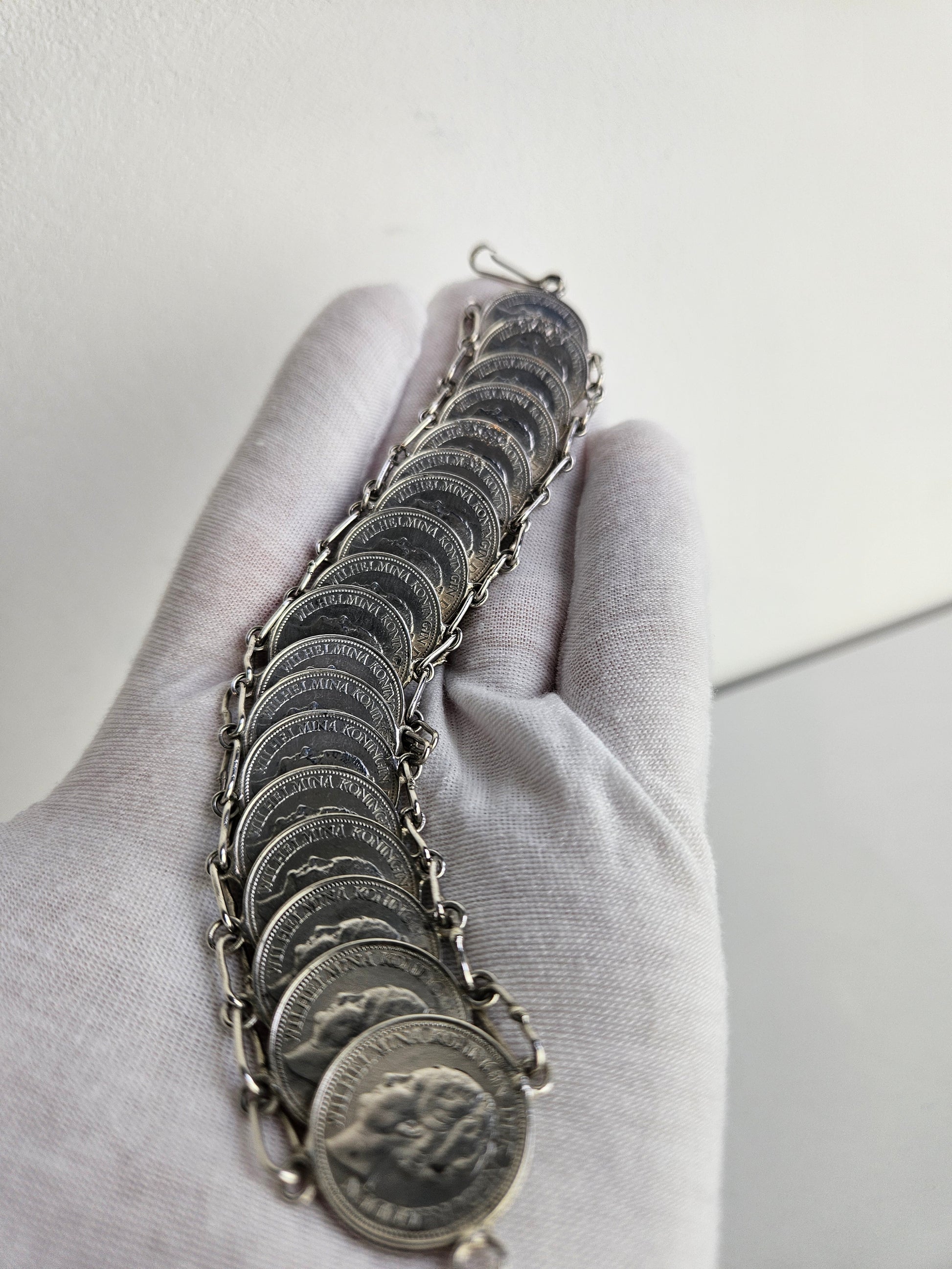 Antieke Zilveren Wilhelmina Dubbeltjes Armband – Symbool van Stil Verzet (WOII)