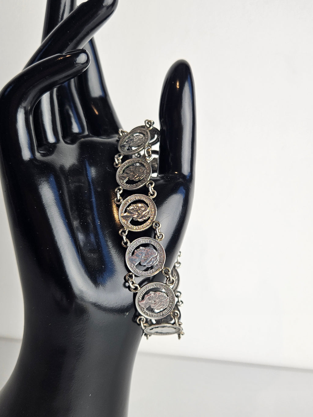 Stil Verzet Armband met Uitgesneden Wilhelmina 10 Cent Munten (1938–1941) – Historische Sieraden