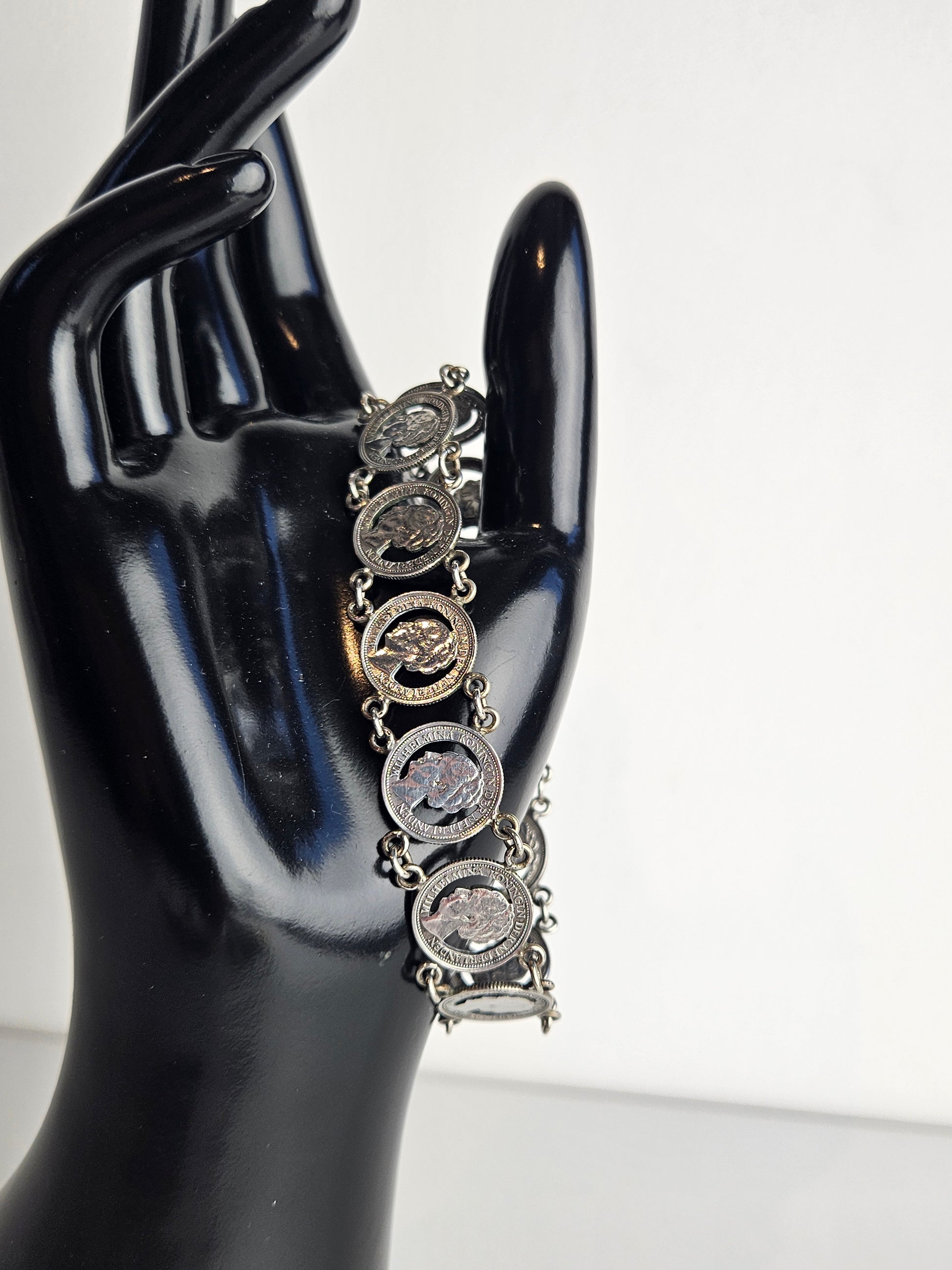 Stil Verzet Armband met Uitgesneden Wilhelmina 10 Cent Munten (1938–1941) – Historische Sieraden