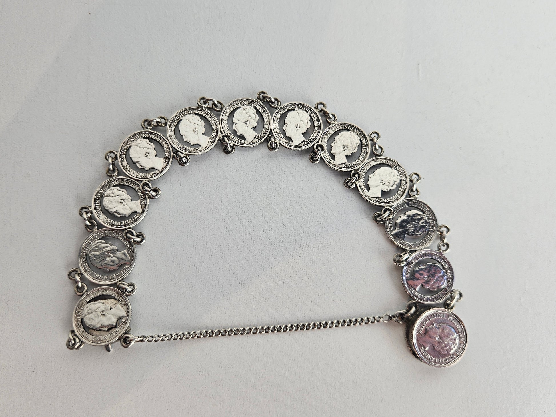 Stil Verzet Armband met Uitgesneden Wilhelmina 10 Cent Munten (1938–1941) – Historische Sieraden
