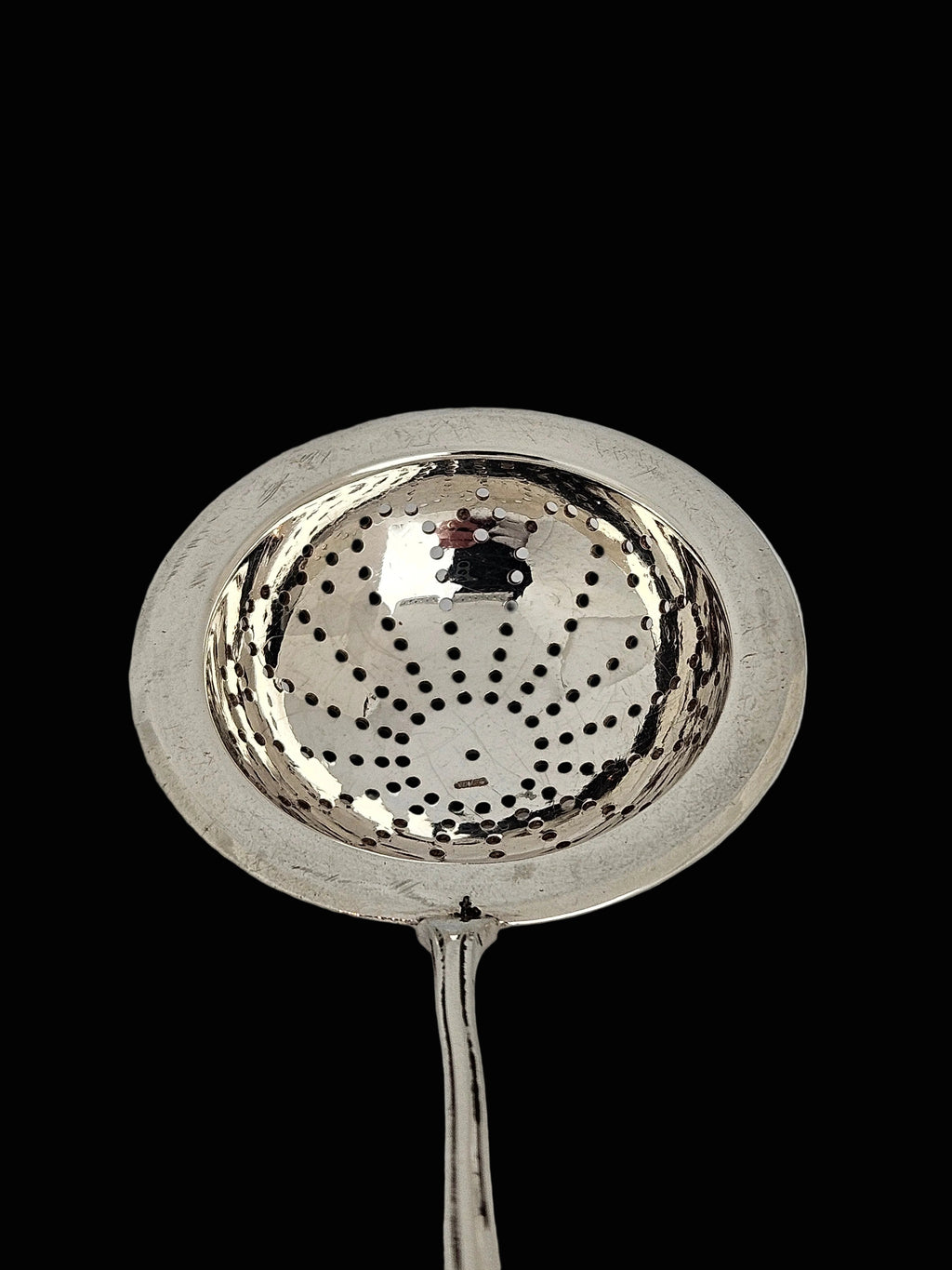 Antieke Zilveren Theezeef – Elegant Handmodel – 13 cm – ca. 20e eeuw