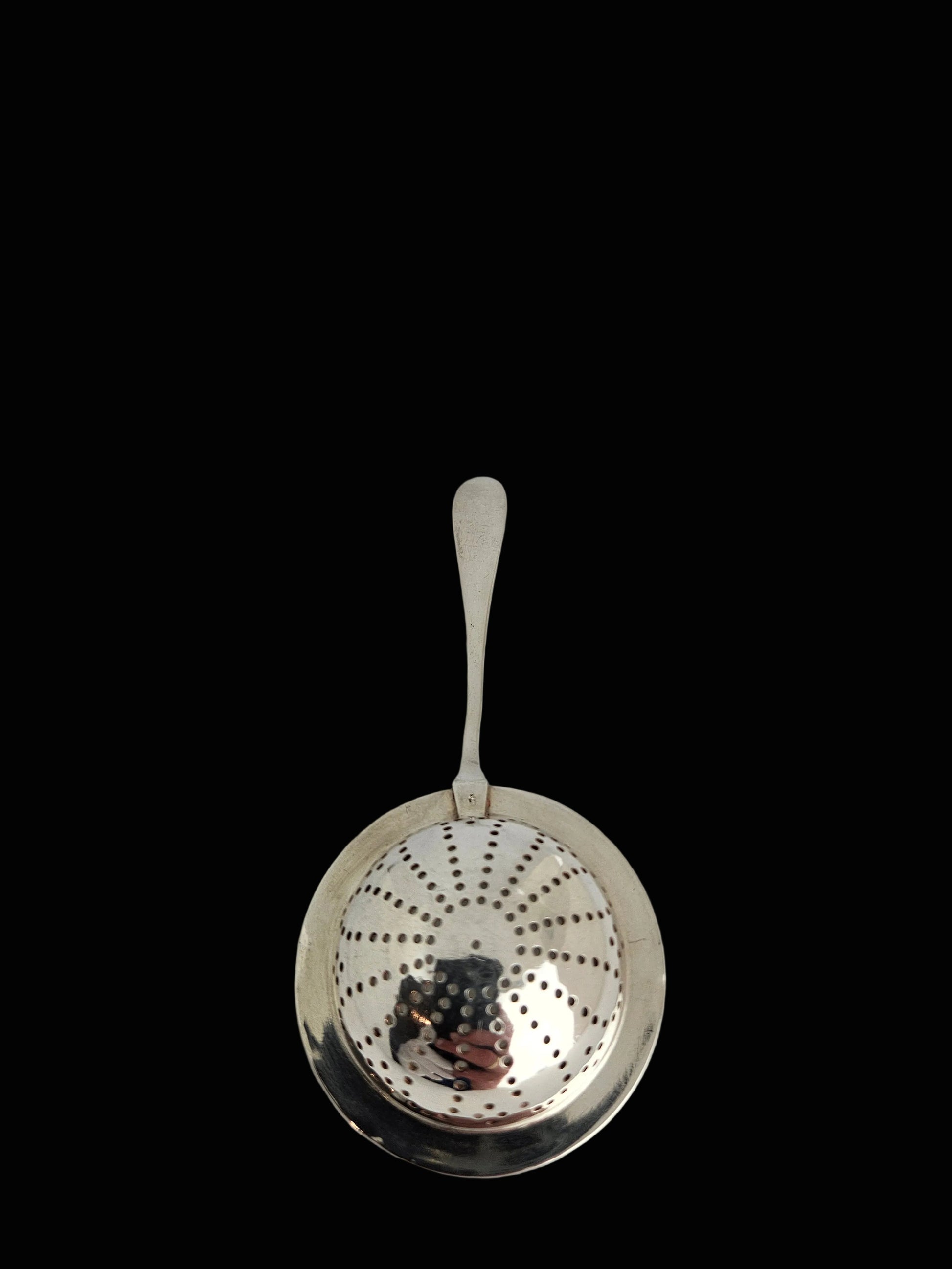 Antieke Zilveren Theezeef – Elegant Handmodel – 13 cm – ca. 20e eeuw