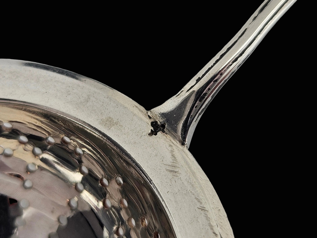 Antieke Zilveren Theezeef – Elegant Handmodel – 13 cm – ca. 20e eeuw