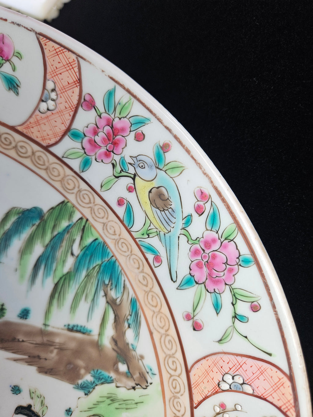 Japans Kutani Wandbord – Handbeschilderd Meiji Porselein met Tuinscène – Ø 30,5 cm - 19 eeuw