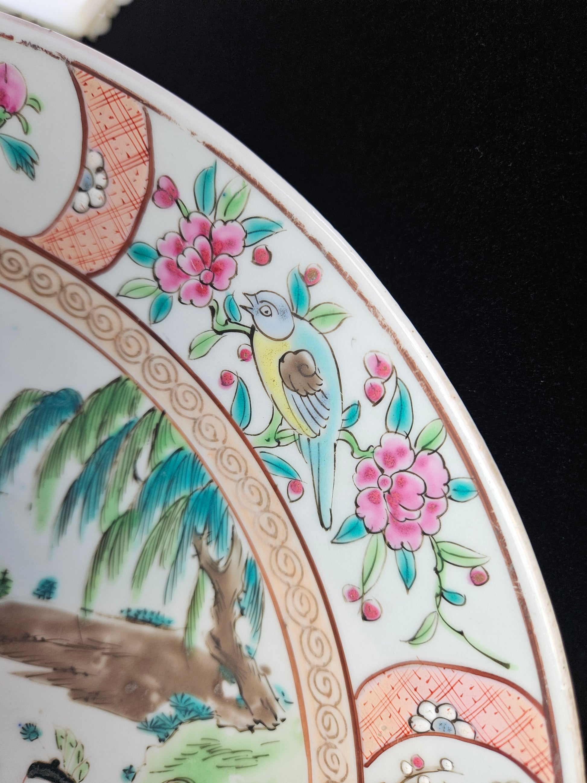 Japans Kutani Wandbord – Handbeschilderd Meiji Porselein met Tuinscène – Ø 30,5 cm - 19 eeuw