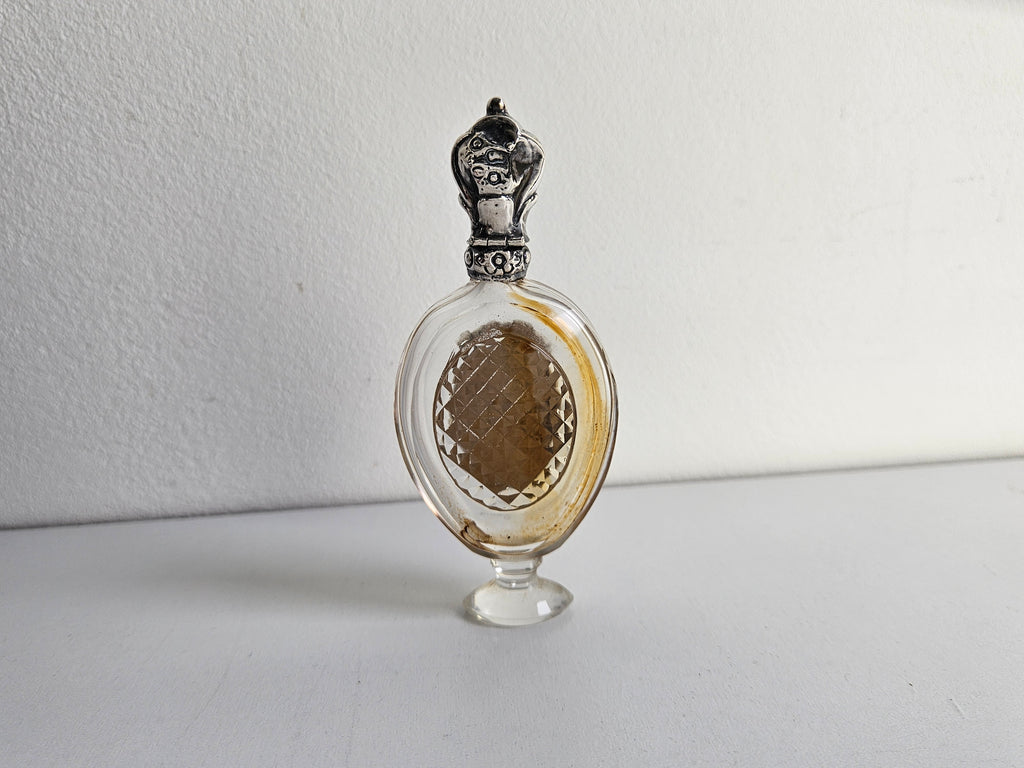 Antiek kristallen parfumflesje met zilveren dop – geslepen glas – origineel binnenstopje