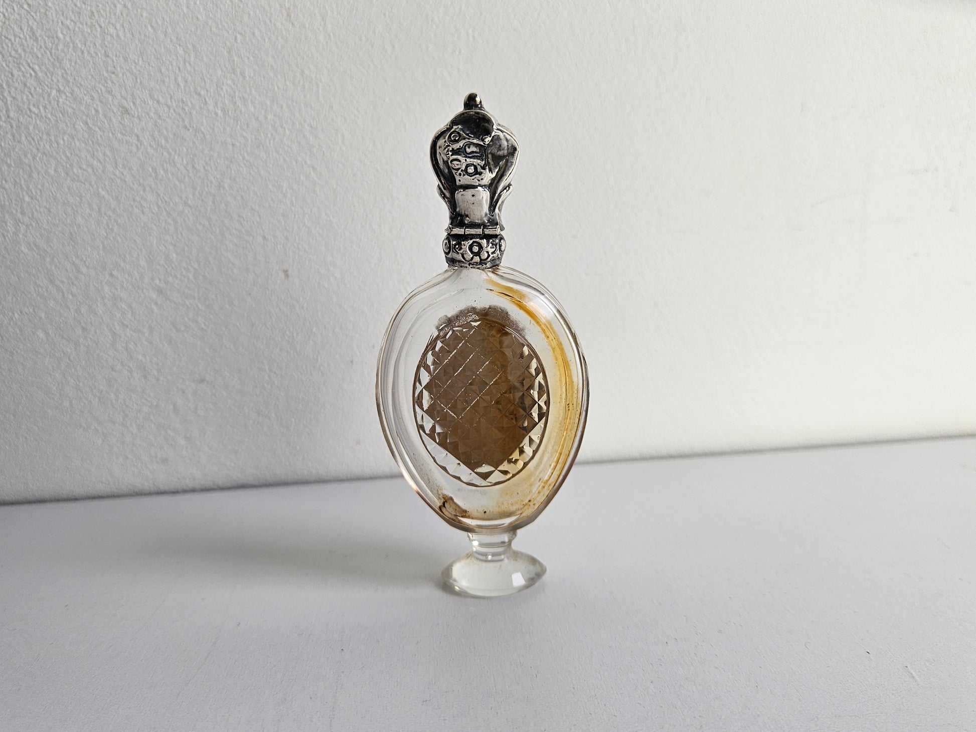 Antiek kristallen parfumflesje met zilveren dop – geslepen glas – origineel binnenstopje