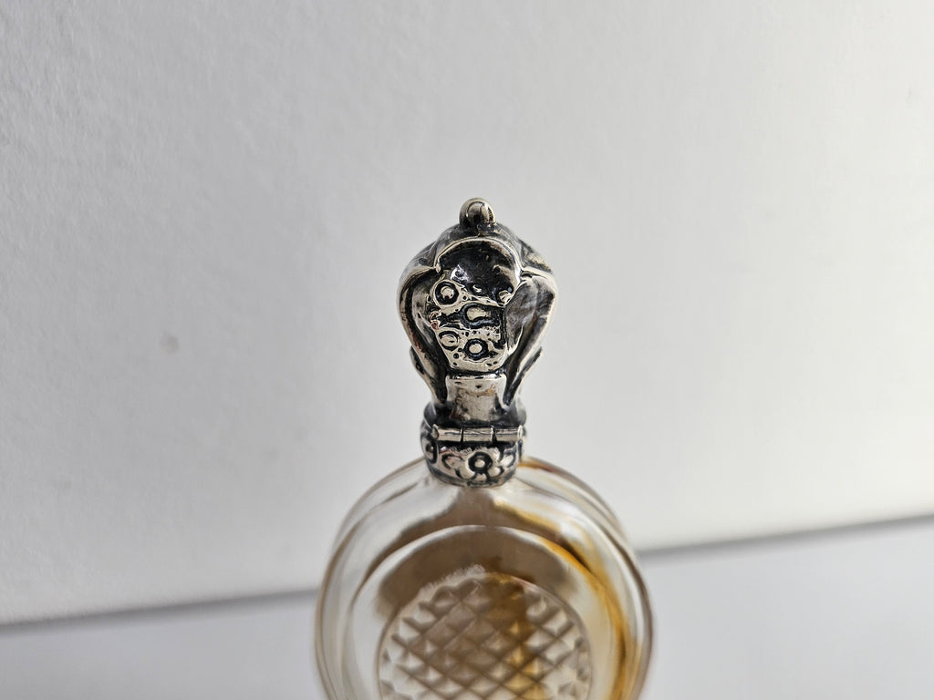 Antiek kristallen parfumflesje met zilveren dop – geslepen glas – origineel binnenstopje
