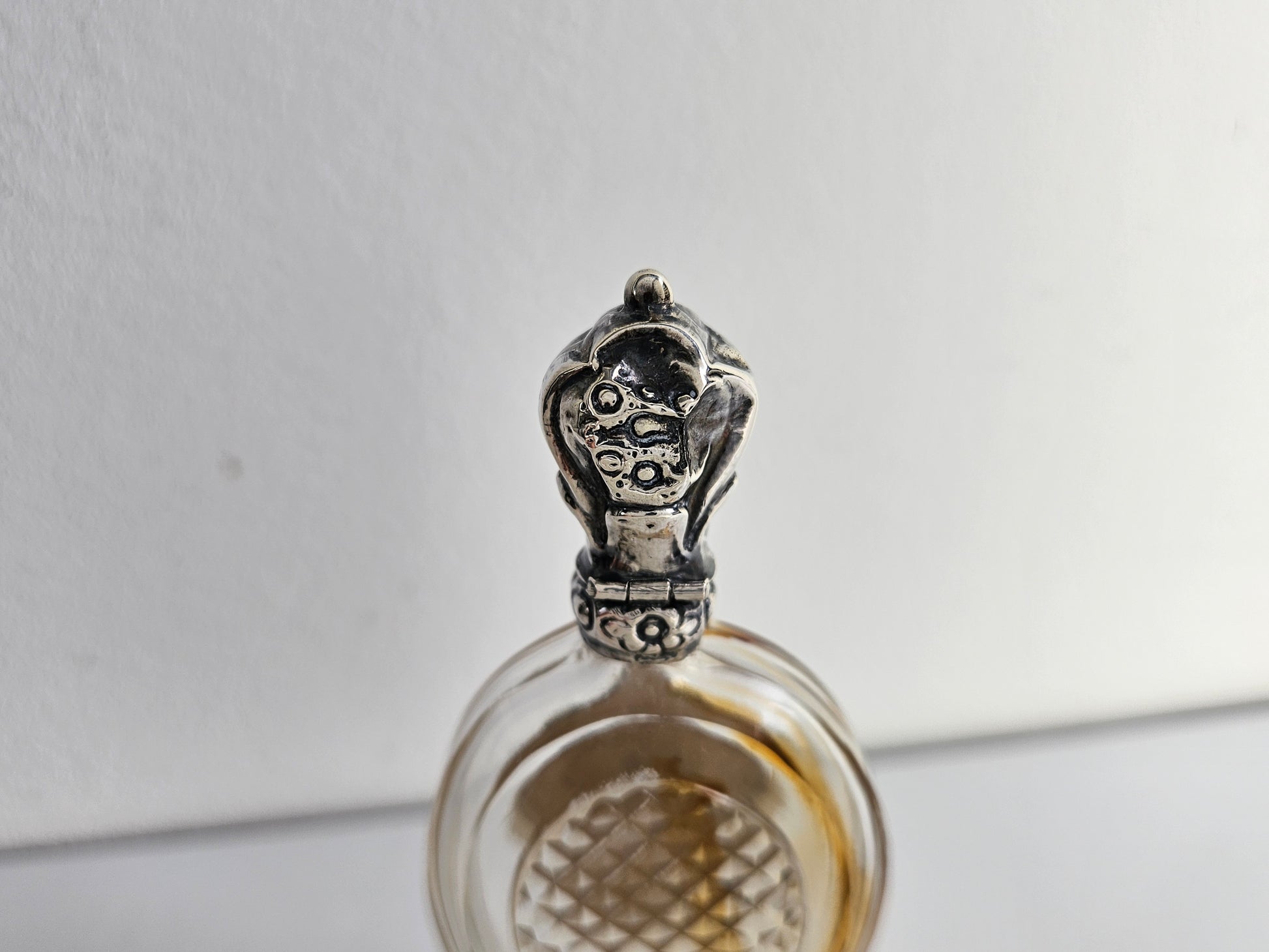 Antiek kristallen parfumflesje met zilveren dop – geslepen glas – origineel binnenstopje