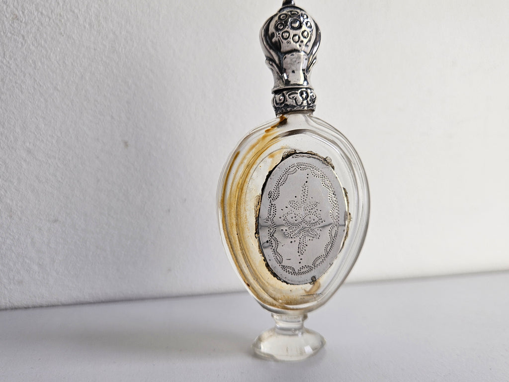 Antiek kristallen parfumflesje met zilveren dop – geslepen glas – origineel binnenstopje