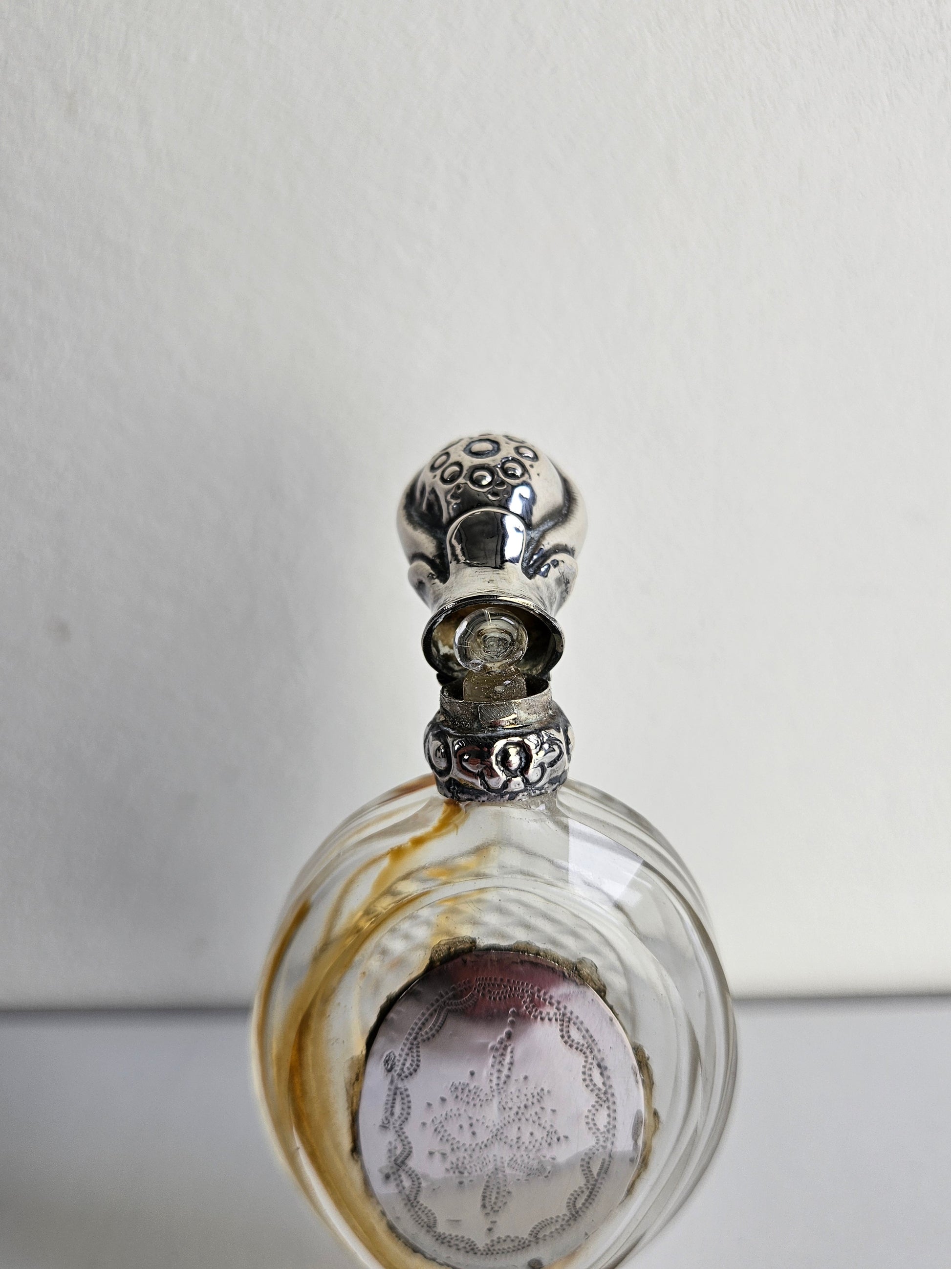 Antiek kristallen parfumflesje met zilveren dop – geslepen glas – origineel binnenstopje